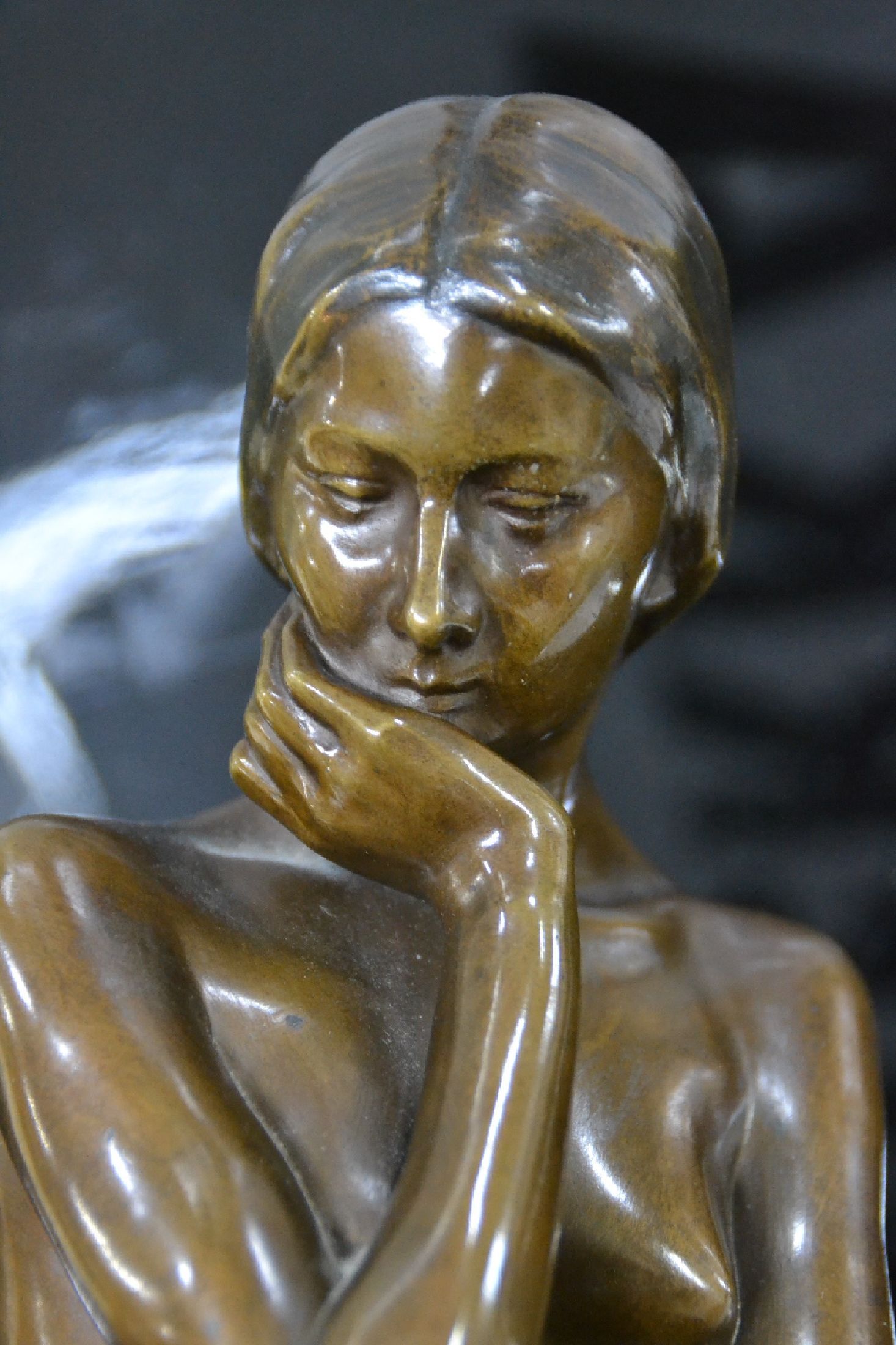 Detail b: Erotika Bronzefigur von Luise Ferdern -Staudinger, 1879 Worms-1967 Darmstadt, Bildhauerklasse bei Ludwig Habich, Studien in Paris, 1908-1917 ...