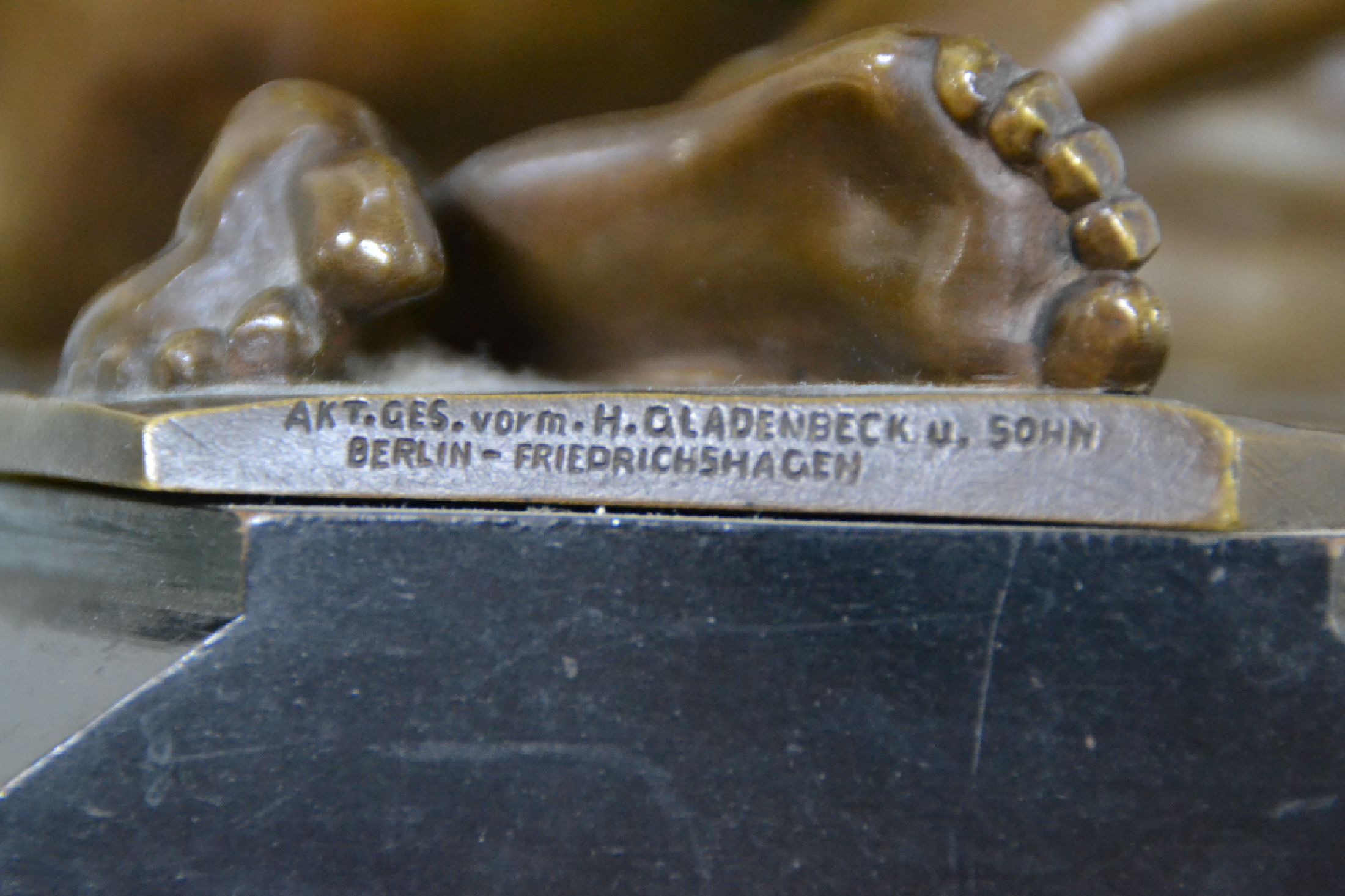 Detail e: Erotika Bronzefigur von Luise Ferdern -Staudinger, 1879 Worms-1967 Darmstadt, Bildhauerklasse bei Ludwig Habich, Studien in Paris, 1908-1917 ...