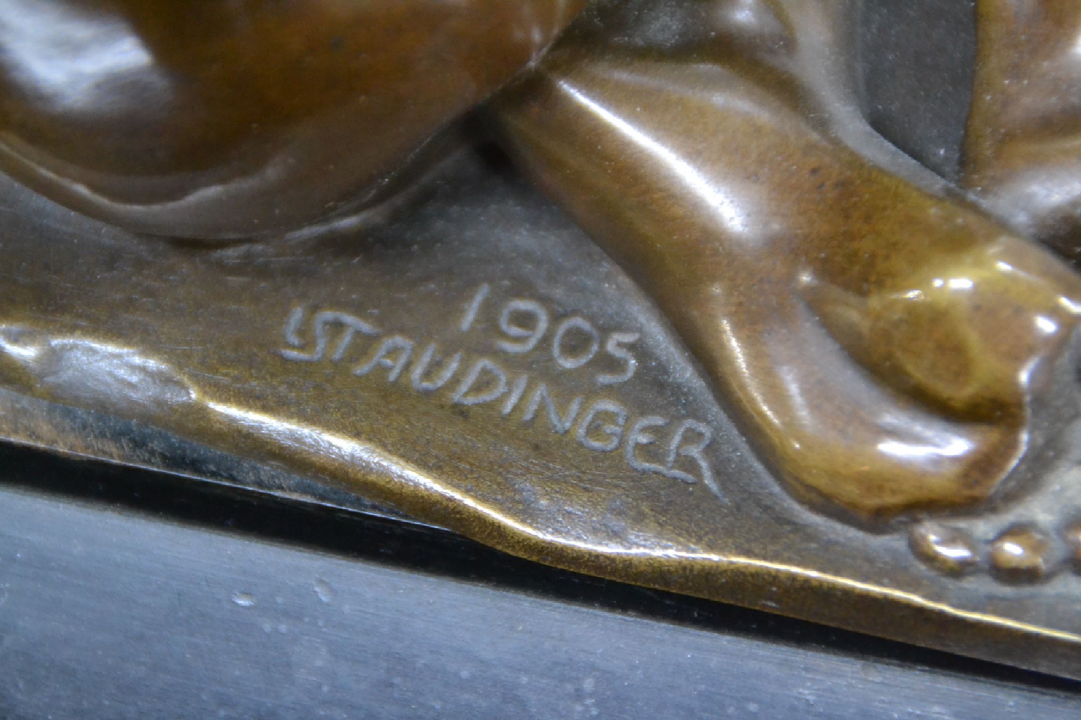 Detail f: Erotika Bronzefigur von Luise Ferdern -Staudinger, 1879 Worms-1967 Darmstadt, Bildhauerklasse bei Ludwig Habich, Studien in Paris, 1908-1917 ...