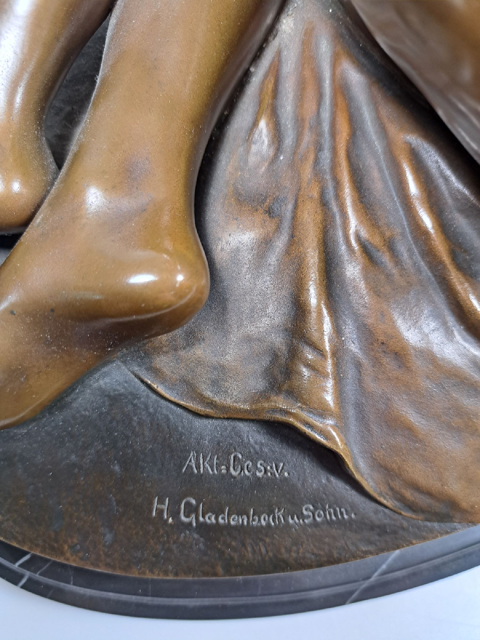 Detail c: Bronzefigur von Prof. Peter Breuer, 1856 Köln -1930 Berlin, Der Frühling, sitzender Akt, gegossen bei Akt.G. H.Gladenbeck Berlin, signiert, ...