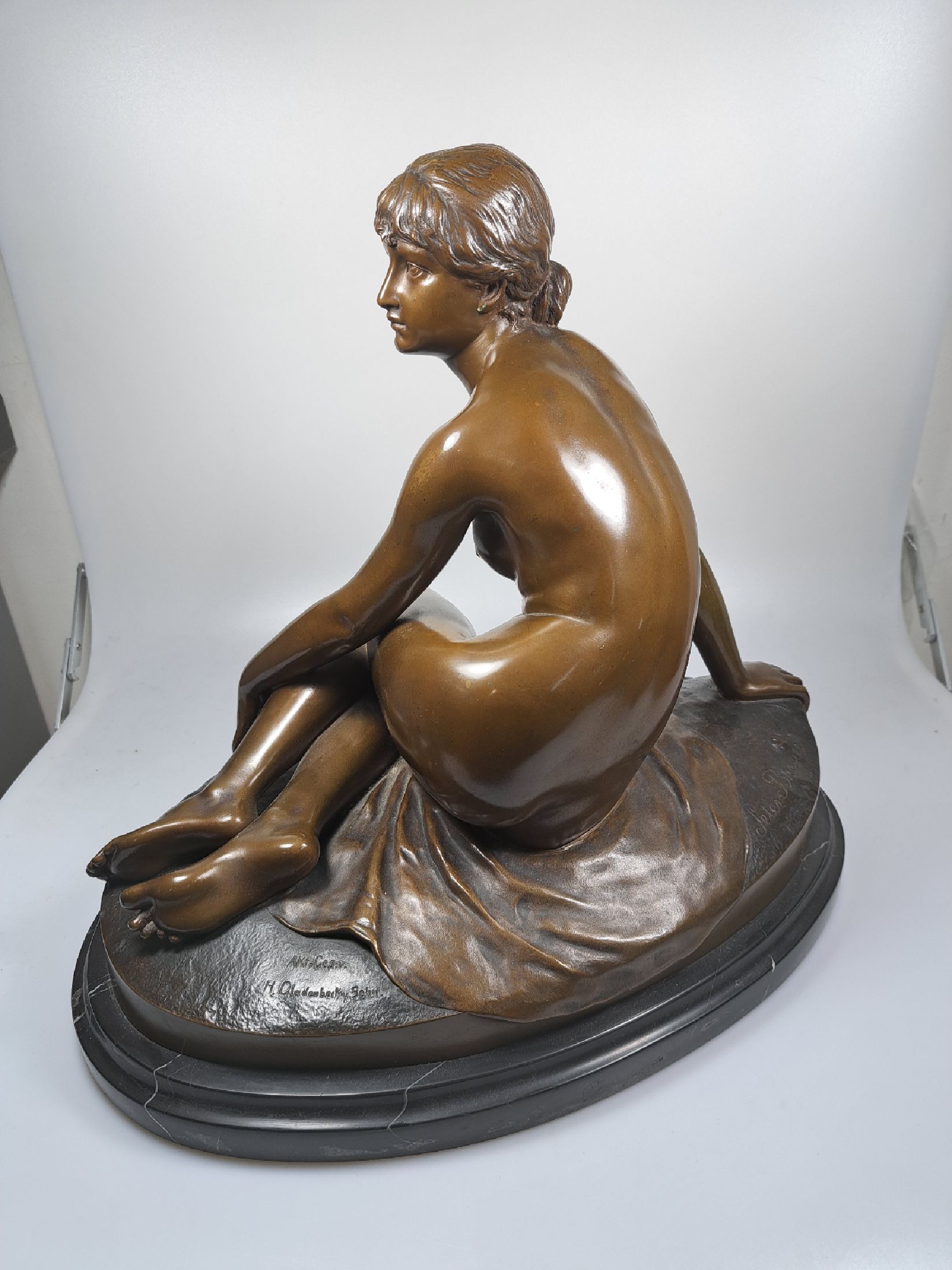 Detail d: Bronzefigur von Prof. Peter Breuer, 1856 Köln -1930 Berlin, Der Frühling, sitzender Akt, gegossen bei Akt.G. H.Gladenbeck Berlin, signiert, ...