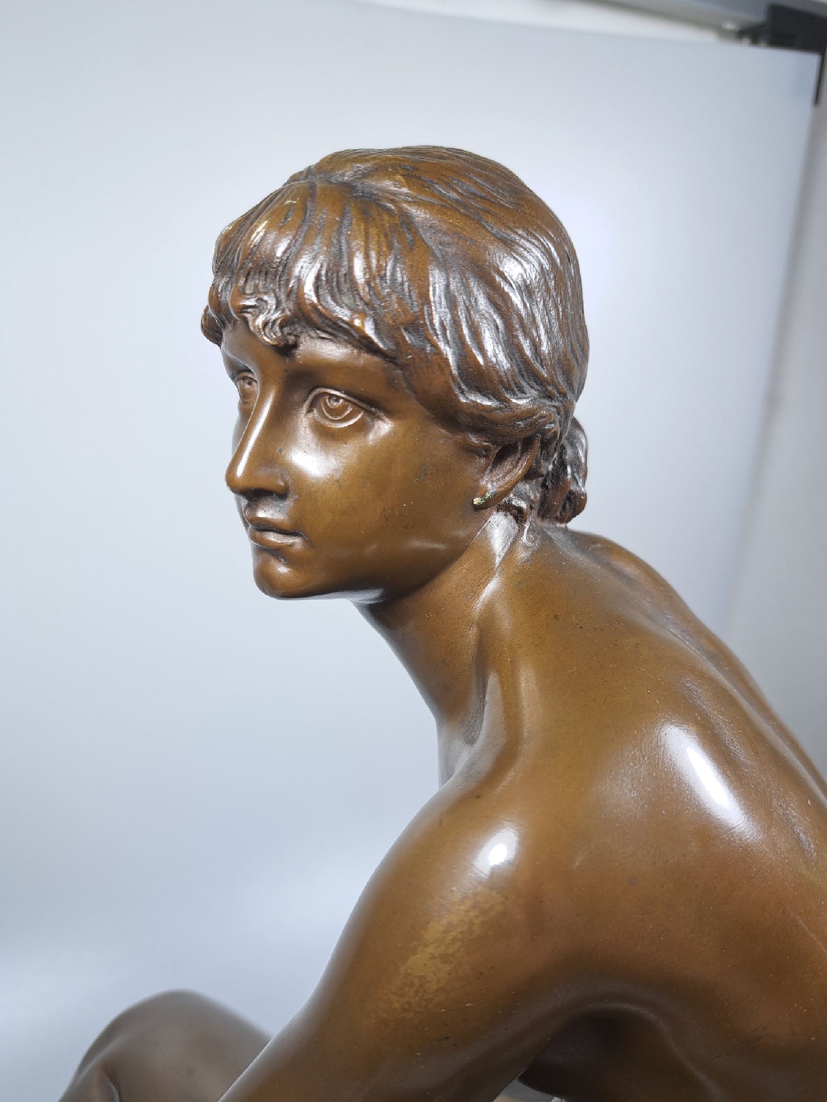 Detail e: Bronzefigur von Prof. Peter Breuer, 1856 Köln -1930 Berlin, Der Frühling, sitzender Akt, gegossen bei Akt.G. H.Gladenbeck Berlin, signiert, ...