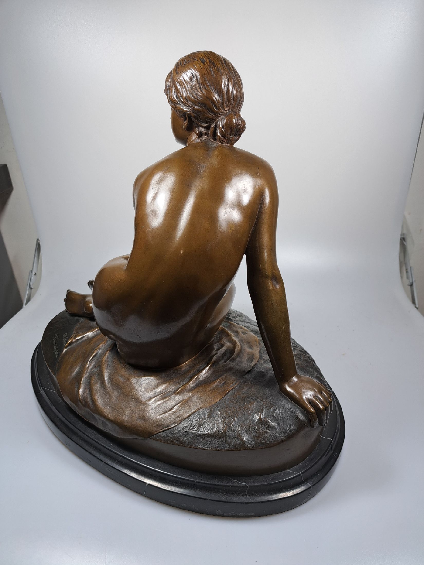 Detail g: Bronzefigur von Prof. Peter Breuer, 1856 Köln -1930 Berlin, Der Frühling, sitzender Akt, gegossen bei Akt.G. H.Gladenbeck Berlin, signiert, ...