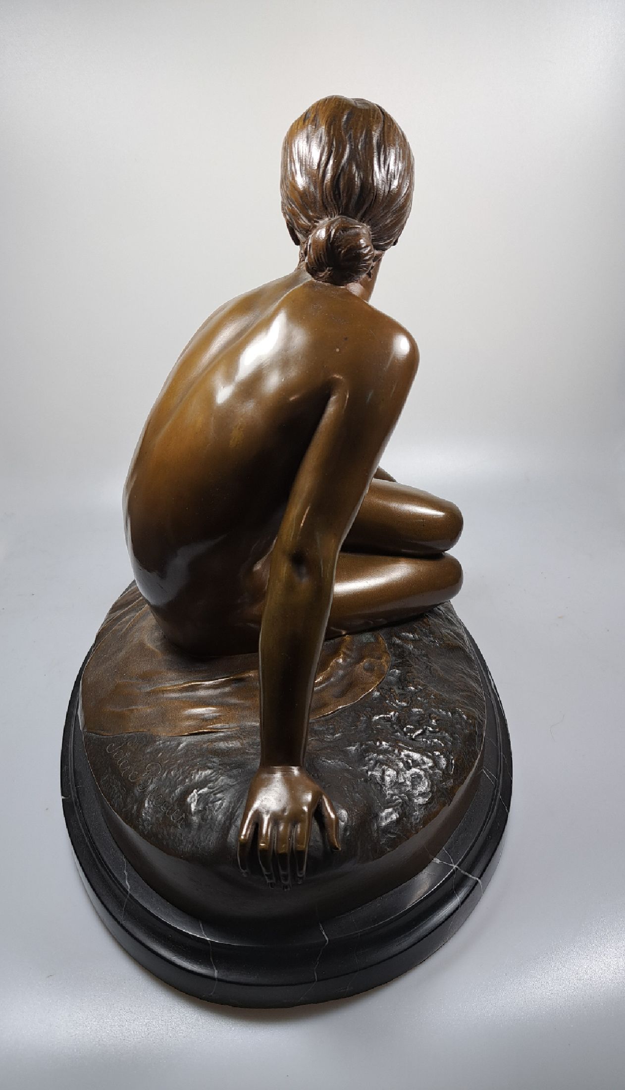 Detail h: Bronzefigur von Prof. Peter Breuer, 1856 Köln -1930 Berlin, Der Frühling, sitzender Akt, gegossen bei Akt.G. H.Gladenbeck Berlin, signiert, ...