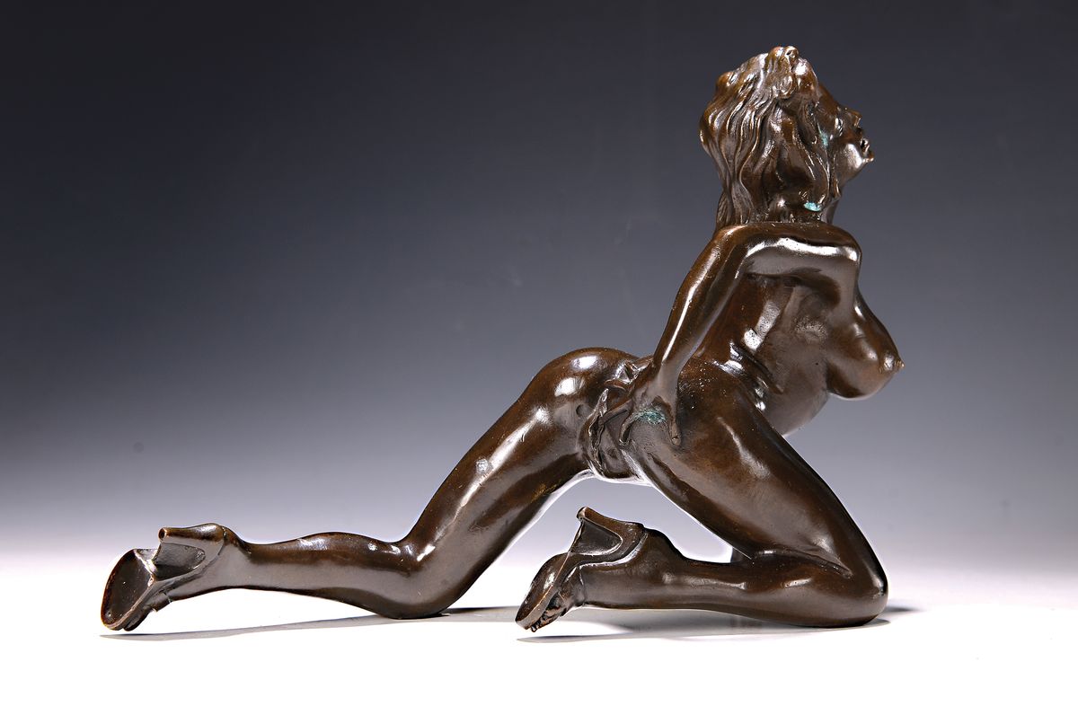 Unbekannter zeitgenössischer Bildhauer, Bronzefigur, patiniert, lasziver Frauenakt, min. oxidiert, Alterssp., H. 21 cm