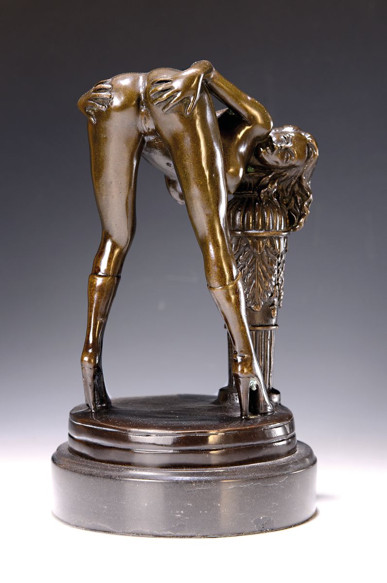 Unbekannter zeitgenössischer Bildhauer, Bronzefigur auf schwarzem Steinsockel, patiniert, Frauenakt an Säulenstumpf, Signatur verschlagen, ...