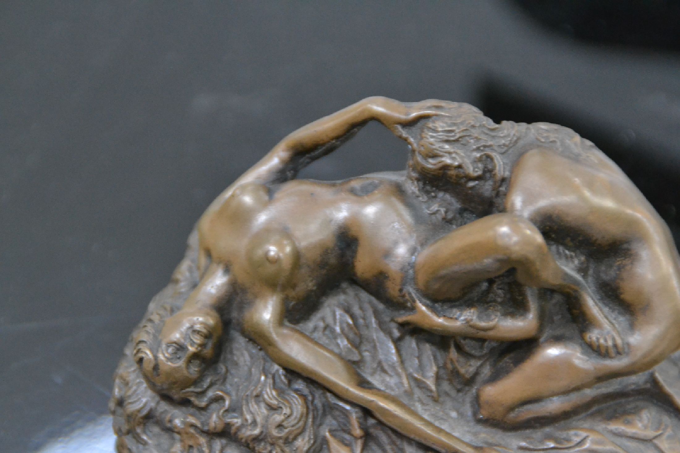 Detail d: Nach Jef Lambeaux, 1852 Antwerpen-1908 Brüssel, Bronzeskulptur, gleichgeschlechtliches Liebespaar beim Akt, Ausformung nach Lambeaux, patiniert, ...