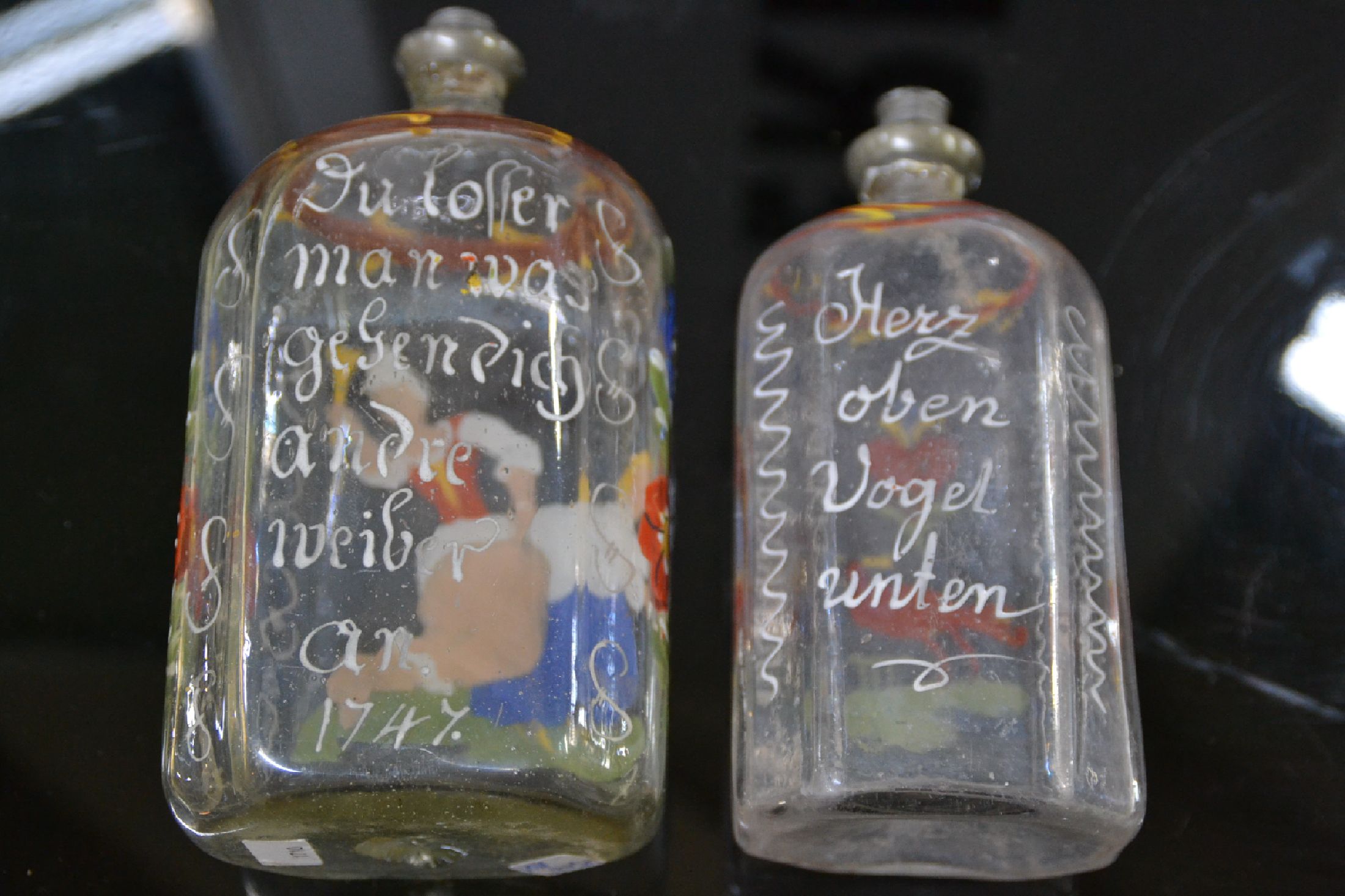 Detail b: Zwei Branntwein-/Schnapsflaschen, deutsch, 18. Jh., a. mit Trinkspruch: "Du losser Man was gehen dich andere Weiber an", dat. 1747, H. 16 ...