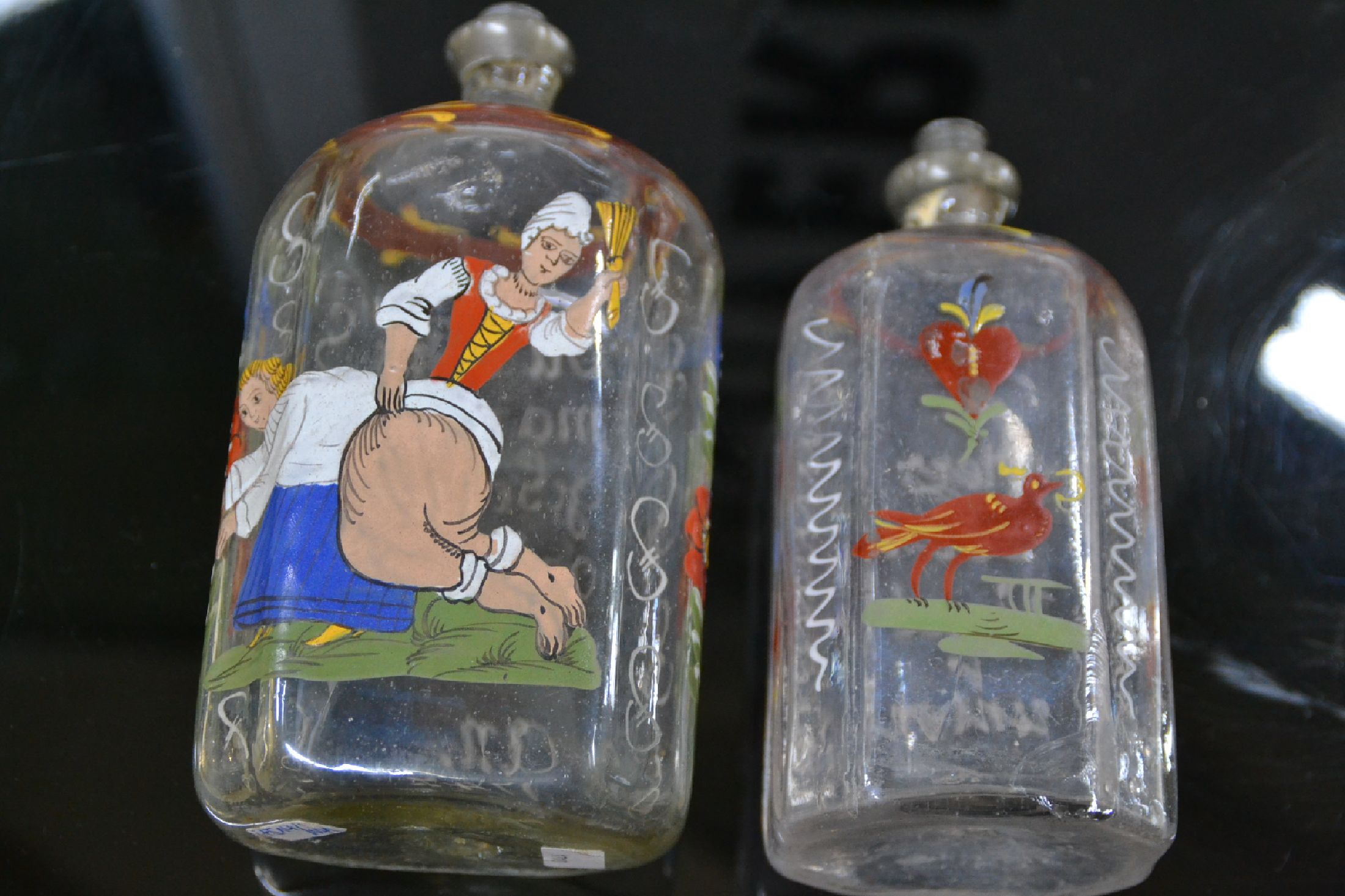 Detail d: Zwei Branntwein-/Schnapsflaschen, deutsch, 18. Jh., a. mit Trinkspruch: "Du losser Man was gehen dich andere Weiber an", dat. 1747, H. 16 ...