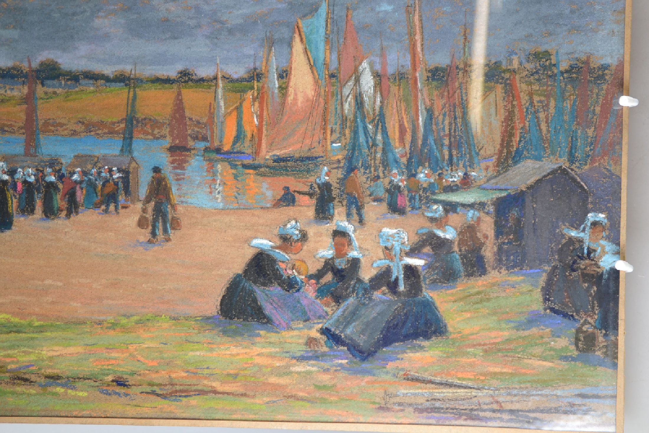 Detail d: Mathurin Janssaud, 1857- 1940, bretonischer Hafen mit reicher Figurenstaffage, bewegter Himmel mit aufziehenden Gewitterwolken, Pastell/Papier, ...