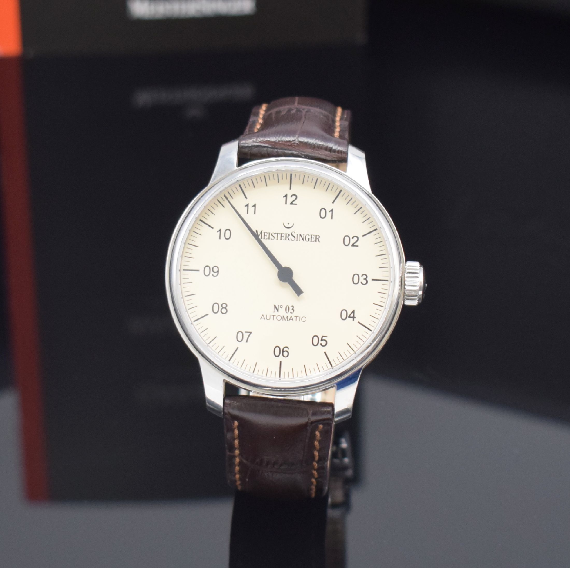 Detail a: MEISTERSINGER No 3 Herrenarmbanduhr in Stahl Referenz AM903, Automatik, beids. vergl. Geh., Boden 6-fach verschr., orig. Lederband m. dopp. ...