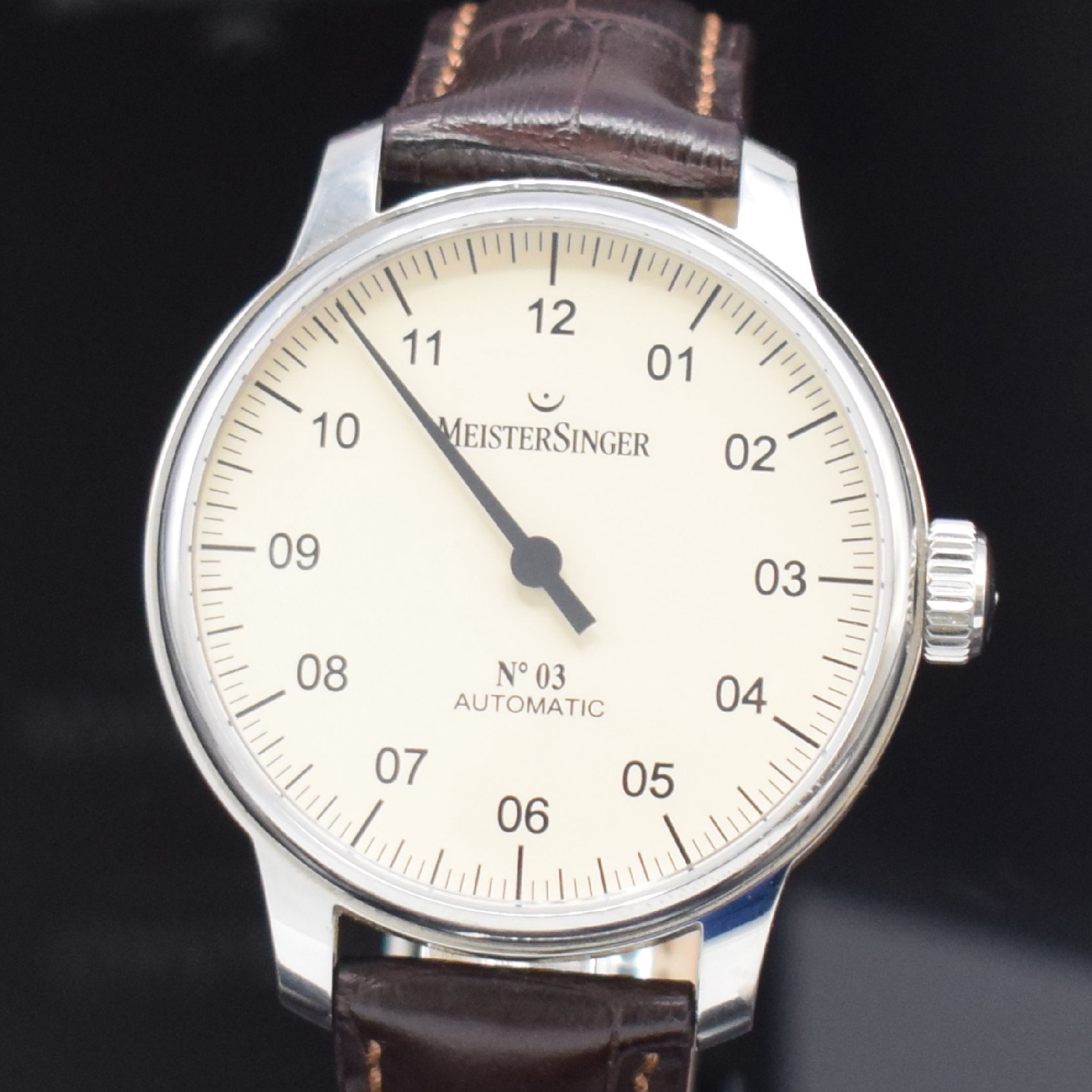 Detail b: MEISTERSINGER No 3 Herrenarmbanduhr in Stahl Referenz AM903, Automatik, beids. vergl. Geh., Boden 6-fach verschr., orig. Lederband m. dopp. ...