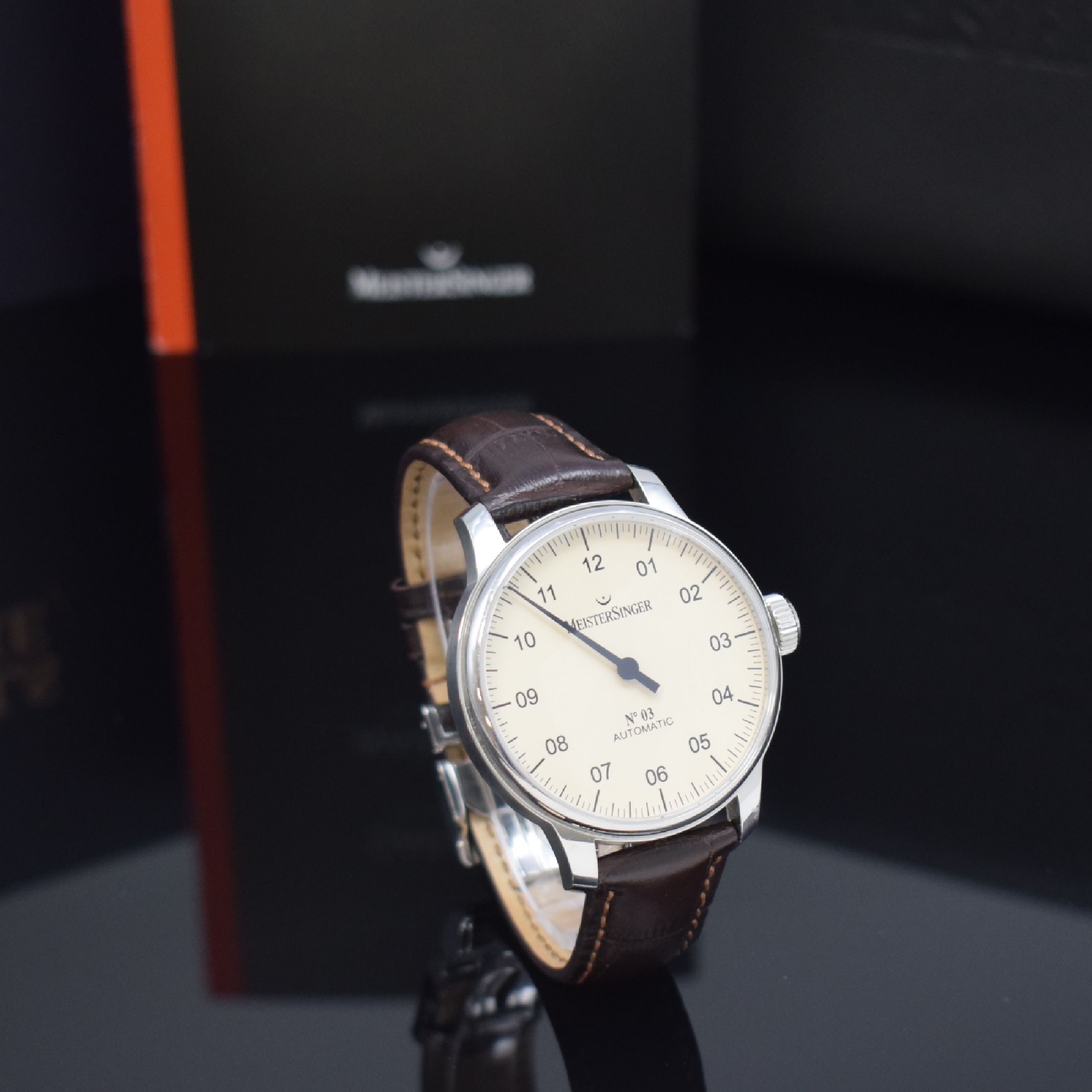 Detail c: MEISTERSINGER No 3 Herrenarmbanduhr in Stahl Referenz AM903, Automatik, beids. vergl. Geh., Boden 6-fach verschr., orig. Lederband m. dopp. ...