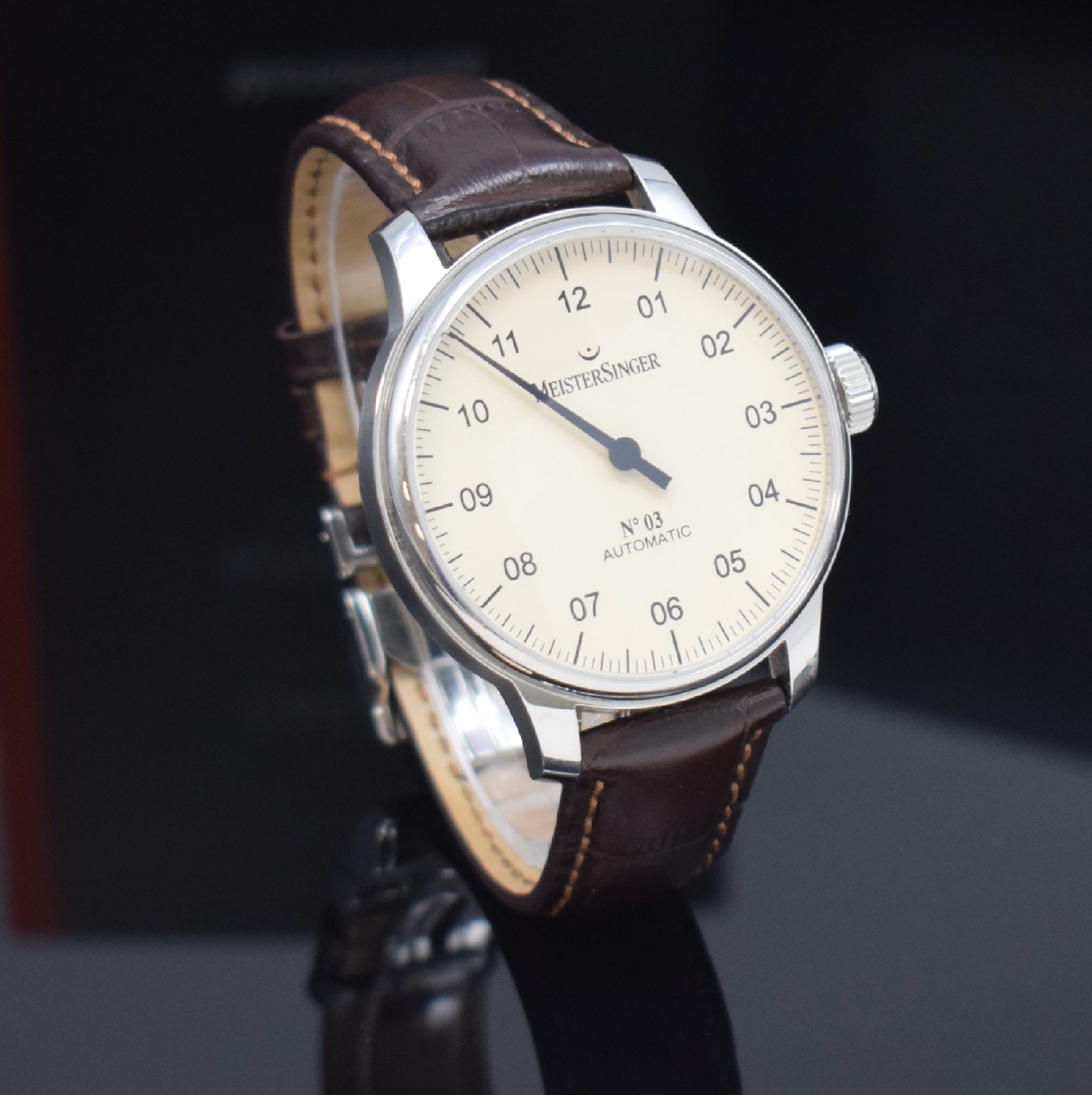 Detail d: MEISTERSINGER No 3 Herrenarmbanduhr in Stahl Referenz AM903, Automatik, beids. vergl. Geh., Boden 6-fach verschr., orig. Lederband m. dopp. ...
