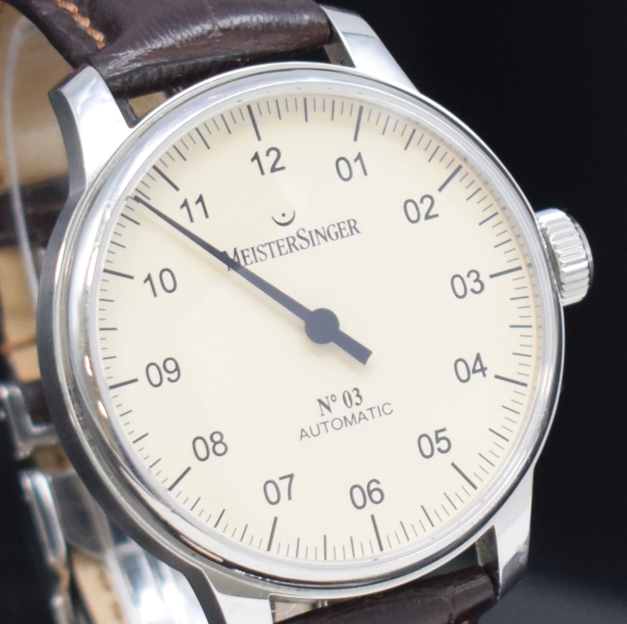 Detail e: MEISTERSINGER No 3 Herrenarmbanduhr in Stahl Referenz AM903, Automatik, beids. vergl. Geh., Boden 6-fach verschr., orig. Lederband m. dopp. ...