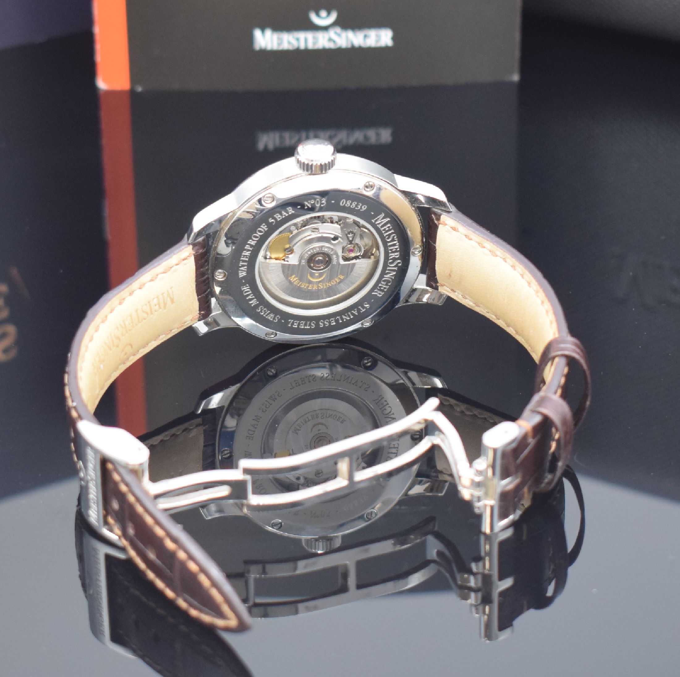 Detail g: MEISTERSINGER No 3 Herrenarmbanduhr in Stahl Referenz AM903, Automatik, beids. vergl. Geh., Boden 6-fach verschr., orig. Lederband m. dopp. ...