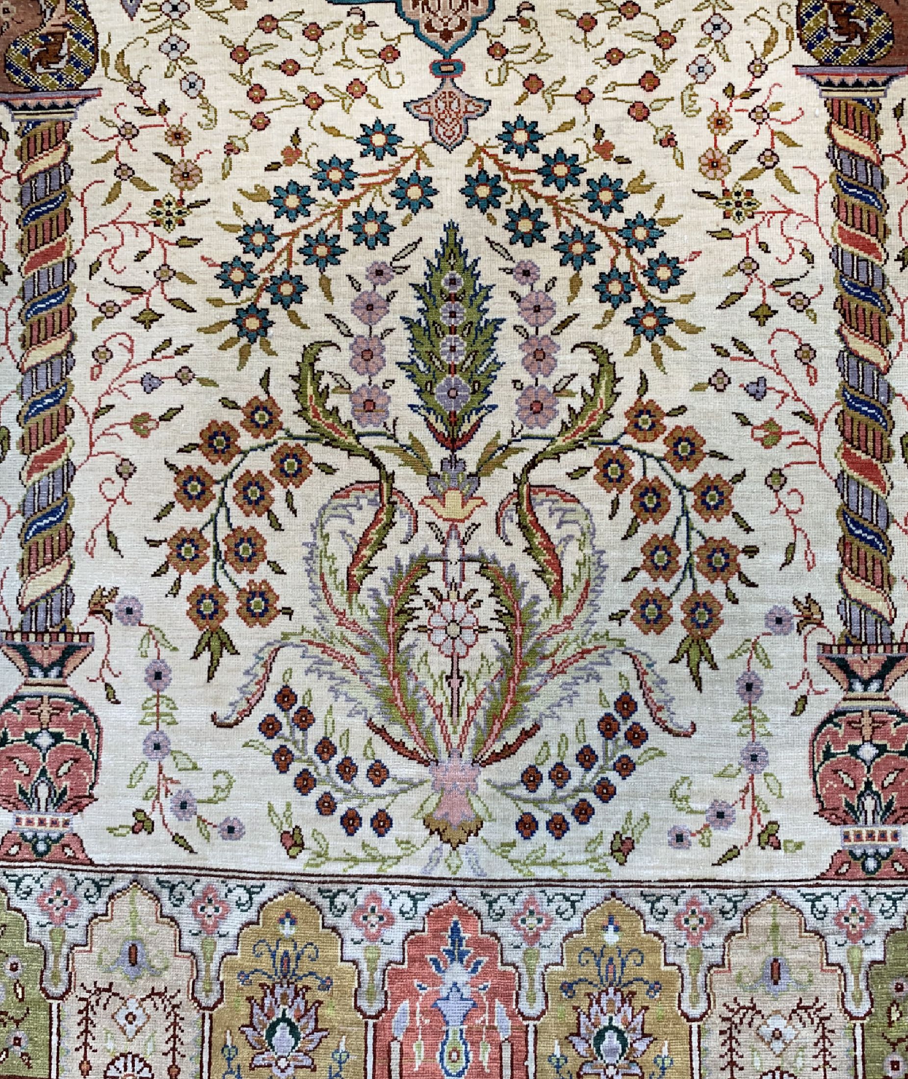 Detail a: Hereke Seide fein, signiert, Türkei, um 1960, reine Naturseide, ca. 104 x 65 cm, ca. 1,0 Mio. Kn/qm, EHZ: 1