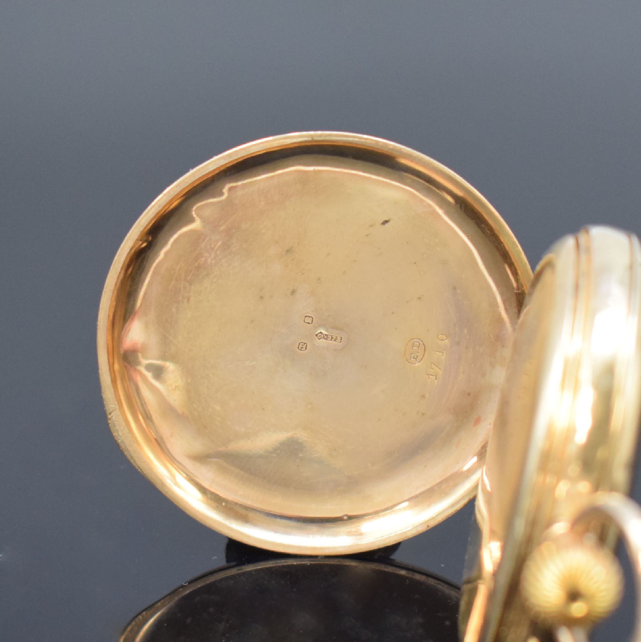Detail c: Halbsavonette Herrentaschenuhr in Roségold 375/000, Schweiz/England um 1920, glattes 3 Deckel Goldgeh. dell., Sprungdeckel m. email. Zahlen, 2-teil. ...