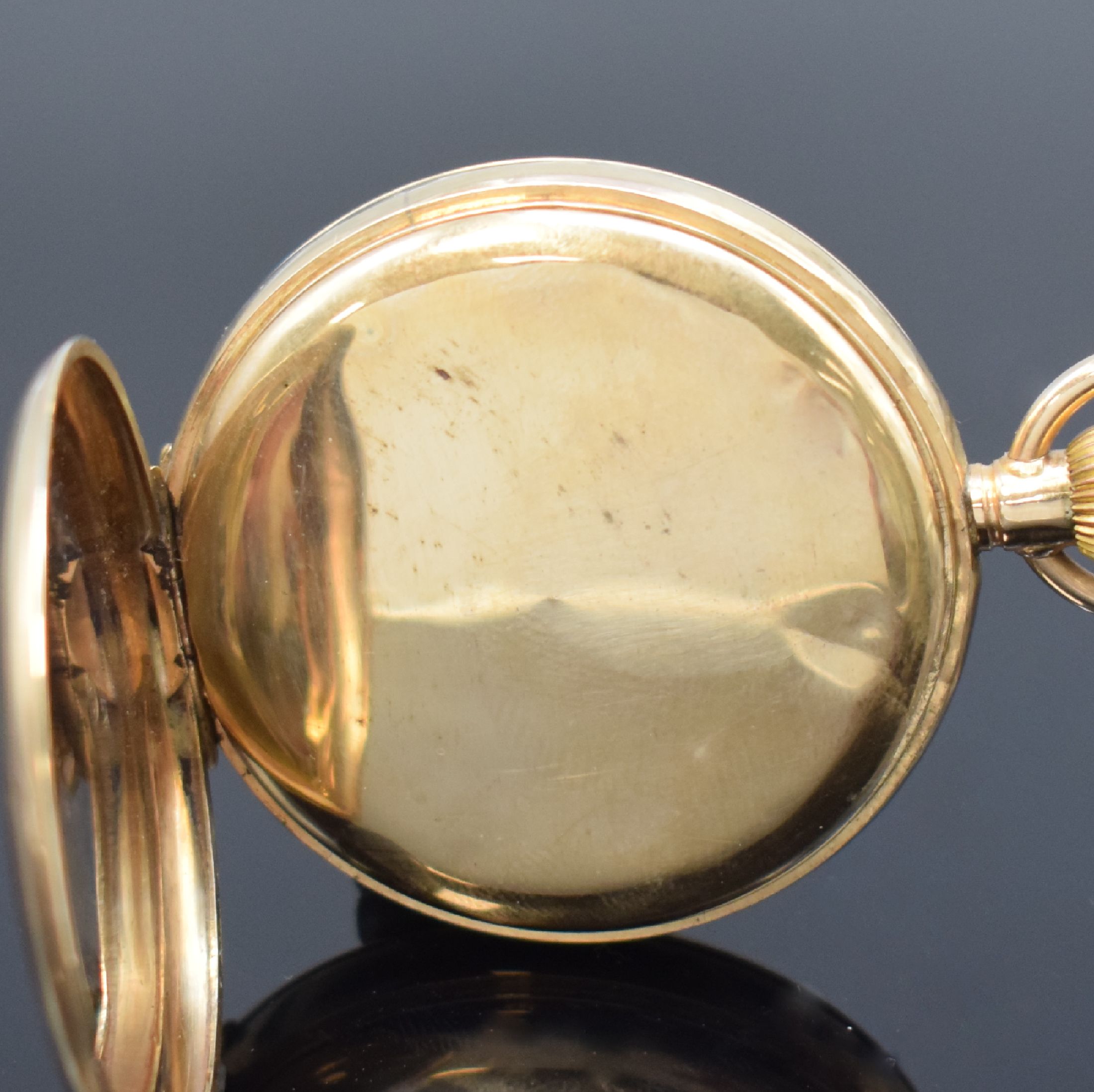 Detail d: Halbsavonette Herrentaschenuhr in Roségold 375/000, Schweiz/England um 1920, glattes 3 Deckel Goldgeh. dell., Sprungdeckel m. email. Zahlen, 2-teil. ...