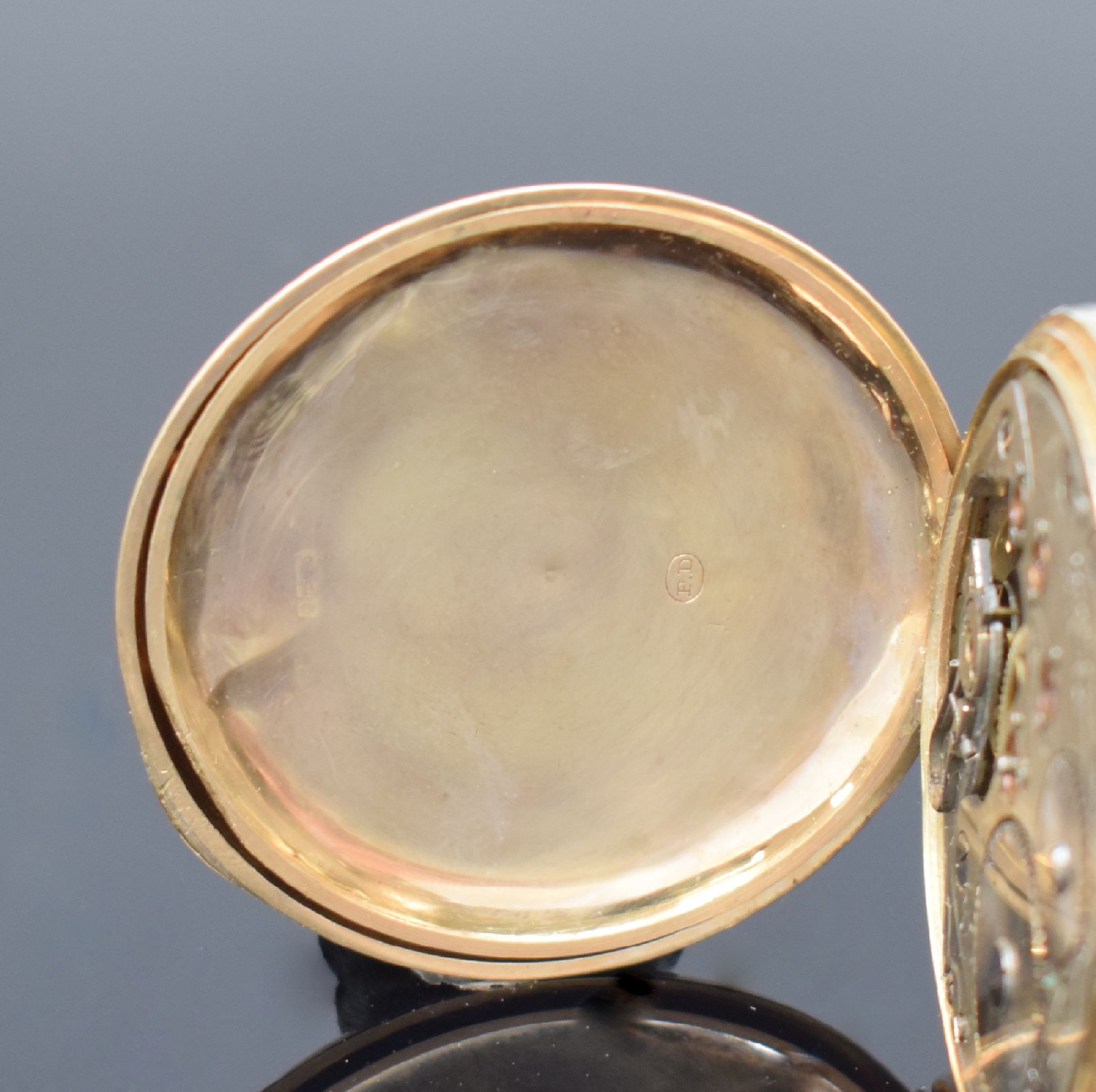 Detail e: Halbsavonette Herrentaschenuhr in Roségold 375/000, Schweiz/England um 1920, glattes 3 Deckel Goldgeh. dell., Sprungdeckel m. email. Zahlen, 2-teil. ...