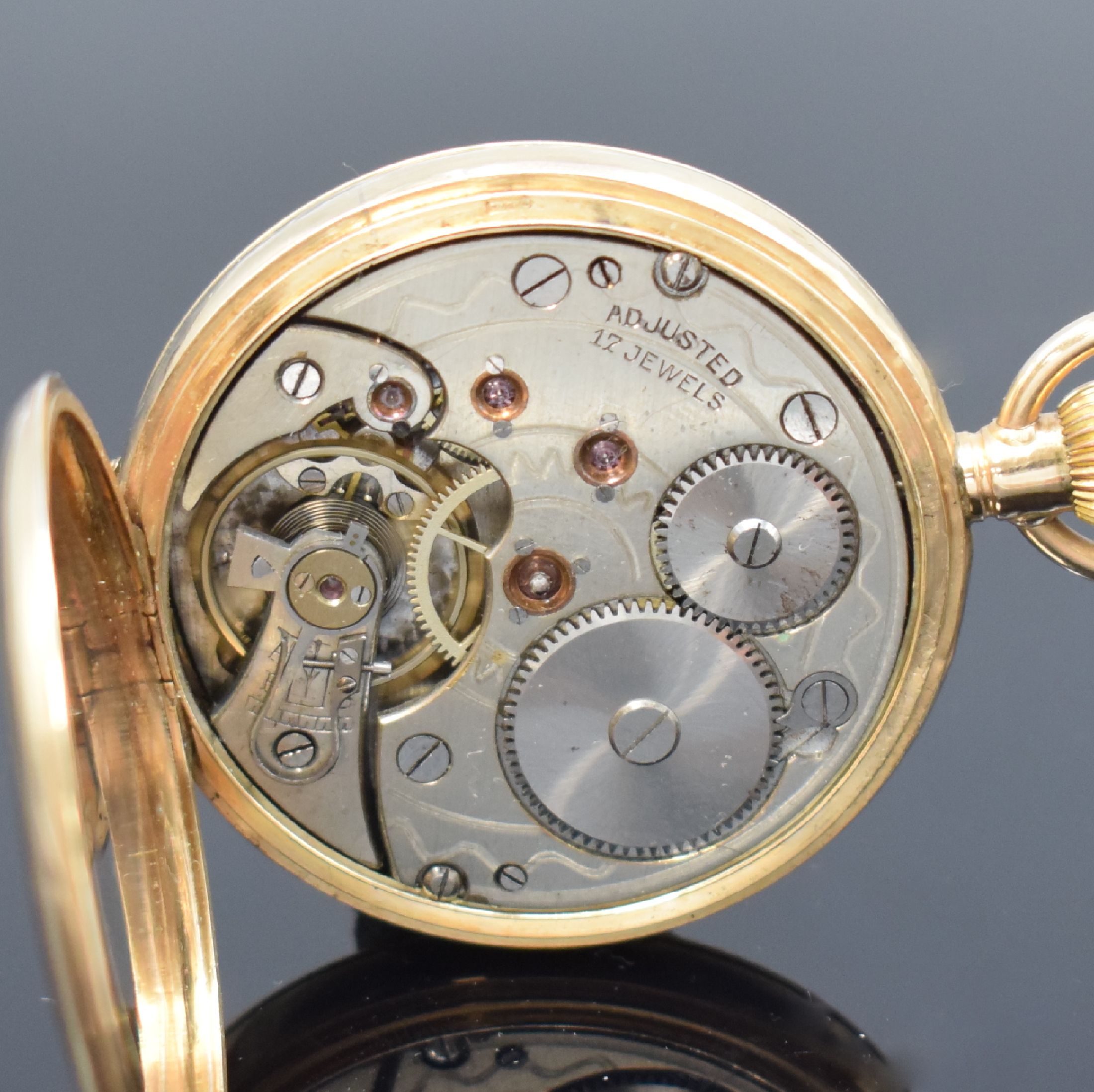 Detail f: Halbsavonette Herrentaschenuhr in Roségold 375/000, Schweiz/England um 1920, glattes 3 Deckel Goldgeh. dell., Sprungdeckel m. email. Zahlen, 2-teil. ...