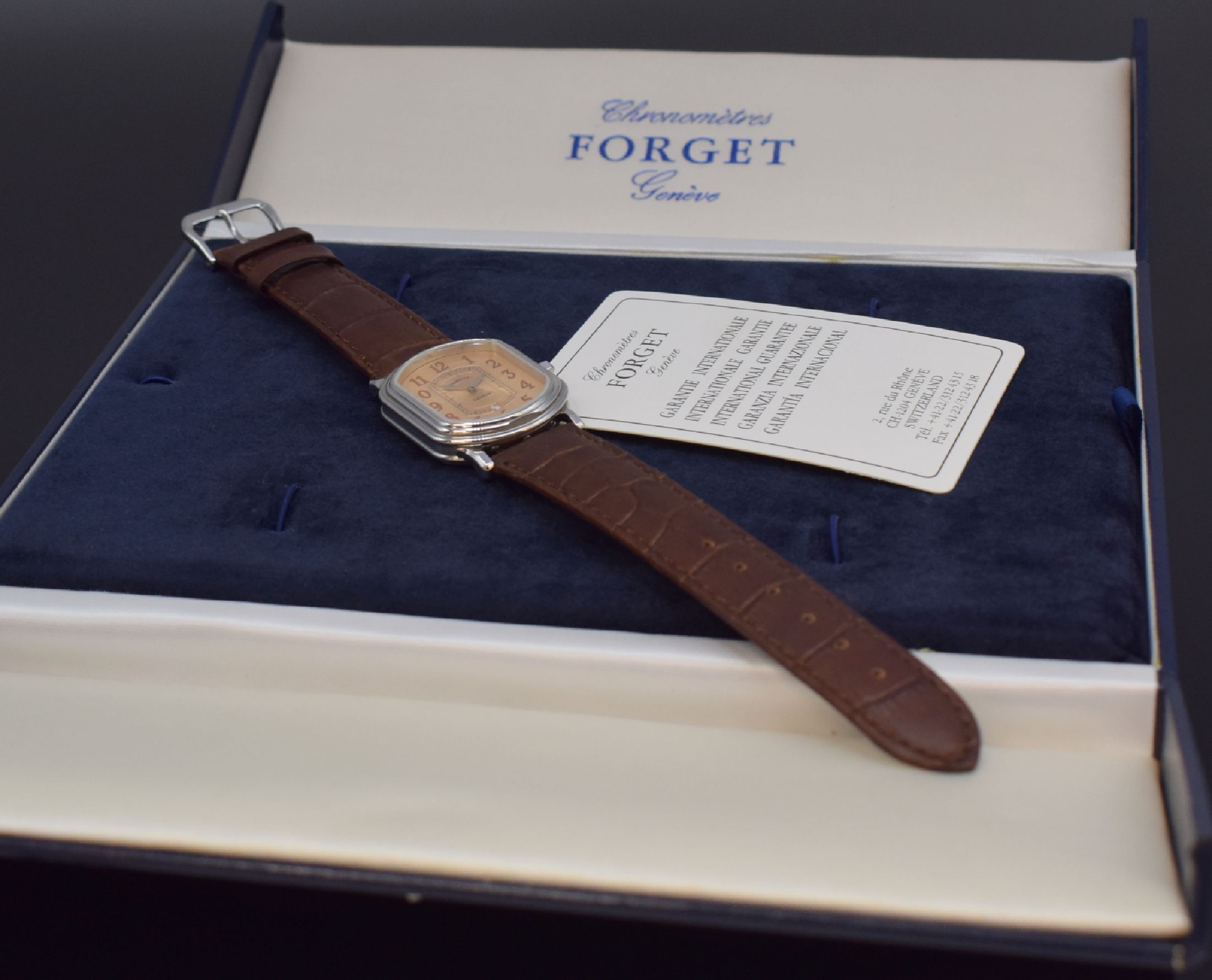 Detail f: FORGET ungetragene Armbanduhr in Edelstahl, Schweiz um 1990, Automatik, aufwendiges, rechteck. und beids. vergl. Geh., Boden 4-fach verschr., ...