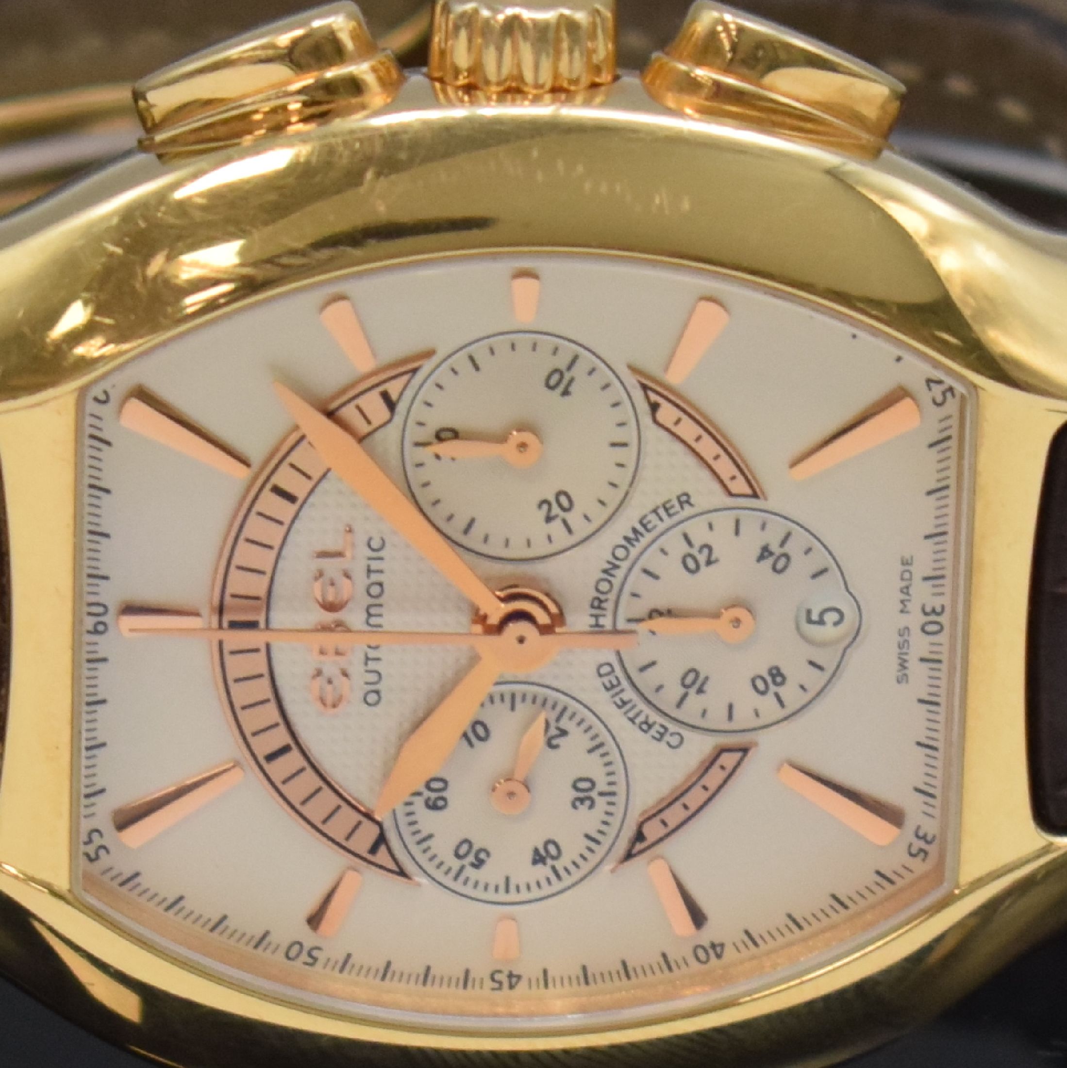 Detail d: EBEL Ebellissimo große, 170g schwere Herrenarmbanduhr mit Chronograph in RoseG 750/000 Chronometer Referenz 5137G41, Schweiz um 2008, Automatik, ...