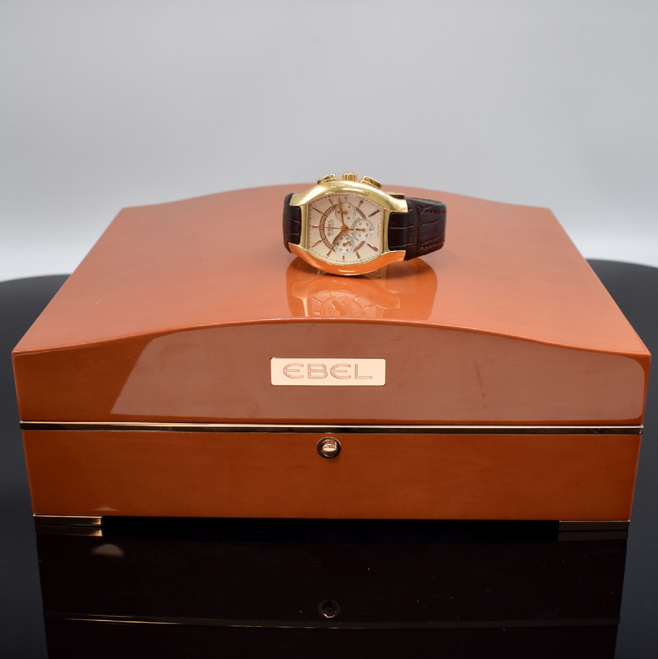 Detail p: EBEL Ebellissimo große, 170g schwere Herrenarmbanduhr mit Chronograph in RoseG 750/000 Chronometer Referenz 5137G41, Schweiz um 2008, Automatik, ...