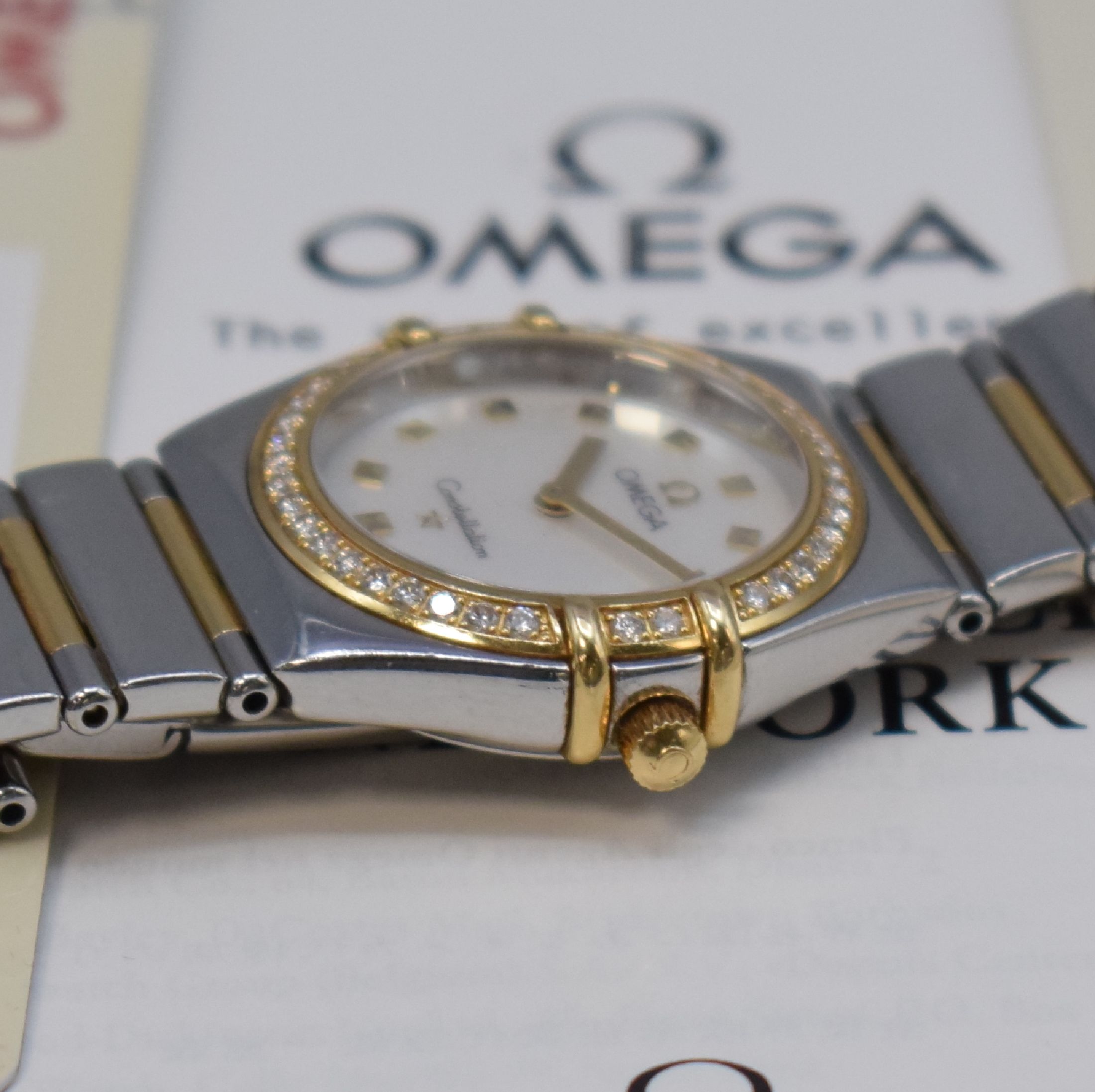 Detail c: OMEGA Constellation My Choice Damenarmbanduhr in Edelstahl/Gold mit Diamanten Referenz 13767100, Schweiz verk. lt. beil. Pap. 01/2001, quarz, Boden ...