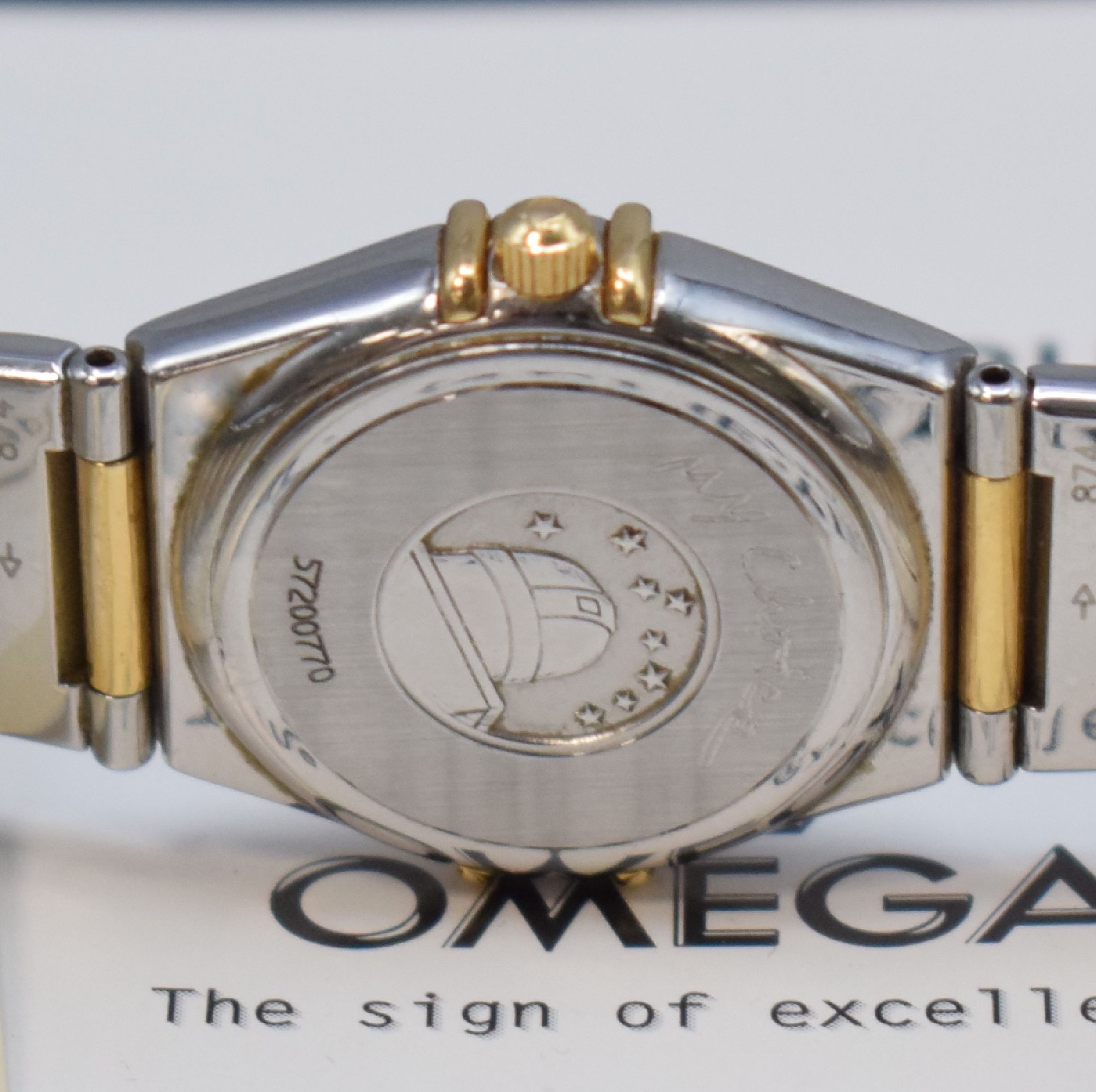 Detail d: OMEGA Constellation My Choice Damenarmbanduhr in Edelstahl/Gold mit Diamanten Referenz 13767100, Schweiz verk. lt. beil. Pap. 01/2001, quarz, Boden ...