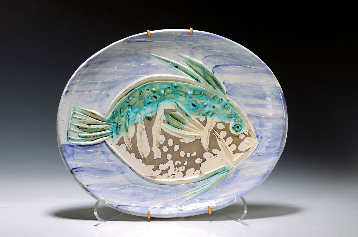 Pablo Picasso, 1881 Malaga-1973 Mougins: ovale Keramik-Platte mit Fischmotiv, Vallauris, um 1953, Empreinta Originale, Galerie Madoura, Fisch auf ...