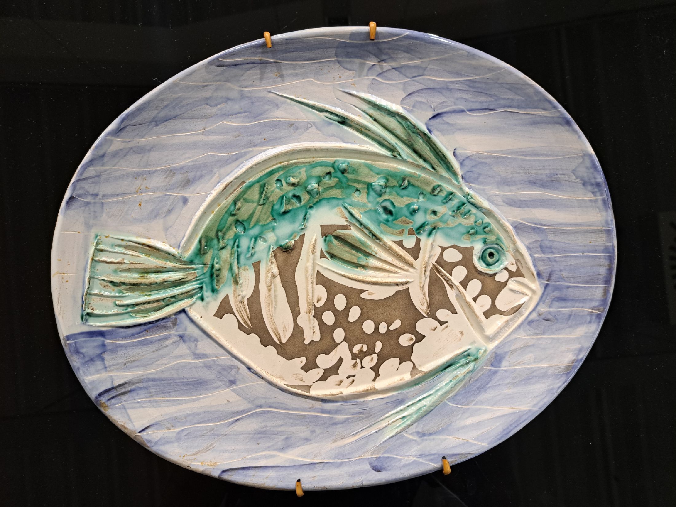 Detail a: Pablo Picasso, 1881 Malaga-1973 Mougins: ovale Keramik-Platte mit Fischmotiv, Vallauris, um 1953, Empreinta Originale, Galerie Madoura, Fisch auf ...