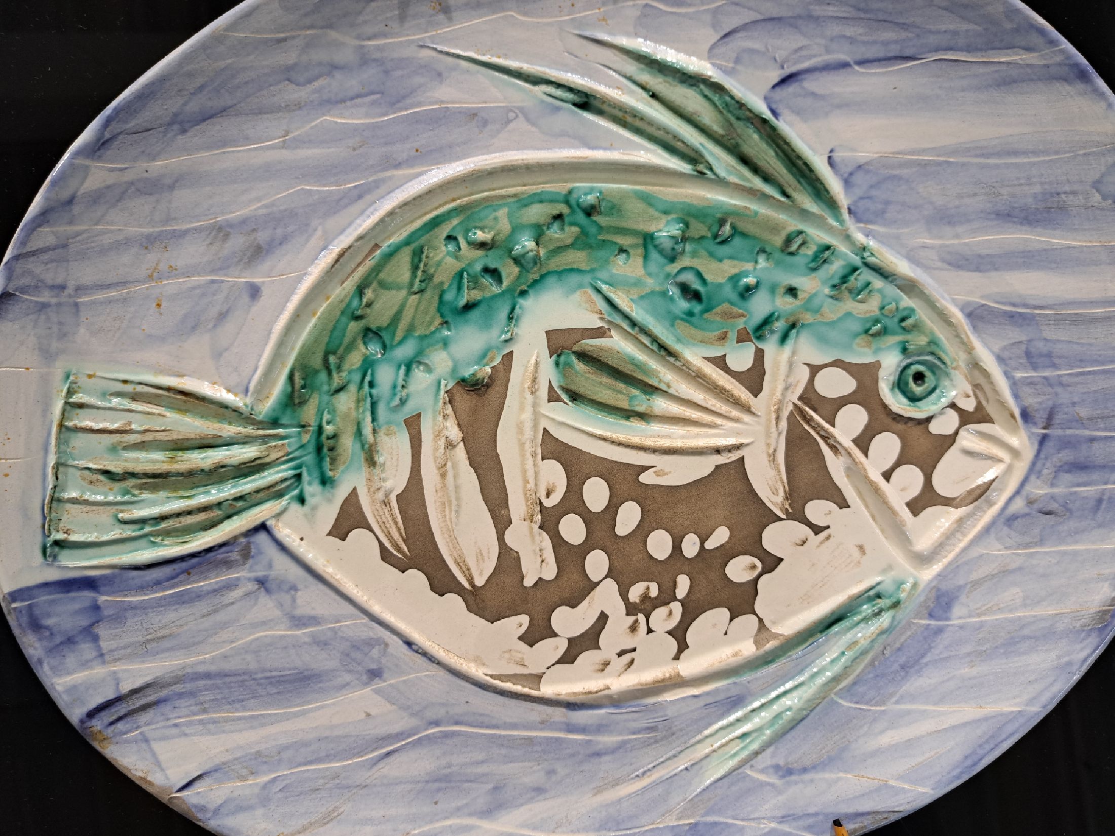 Detail b: Pablo Picasso, 1881 Malaga-1973 Mougins: ovale Keramik-Platte mit Fischmotiv, Vallauris, um 1953, Empreinta Originale, Galerie Madoura, Fisch auf ...