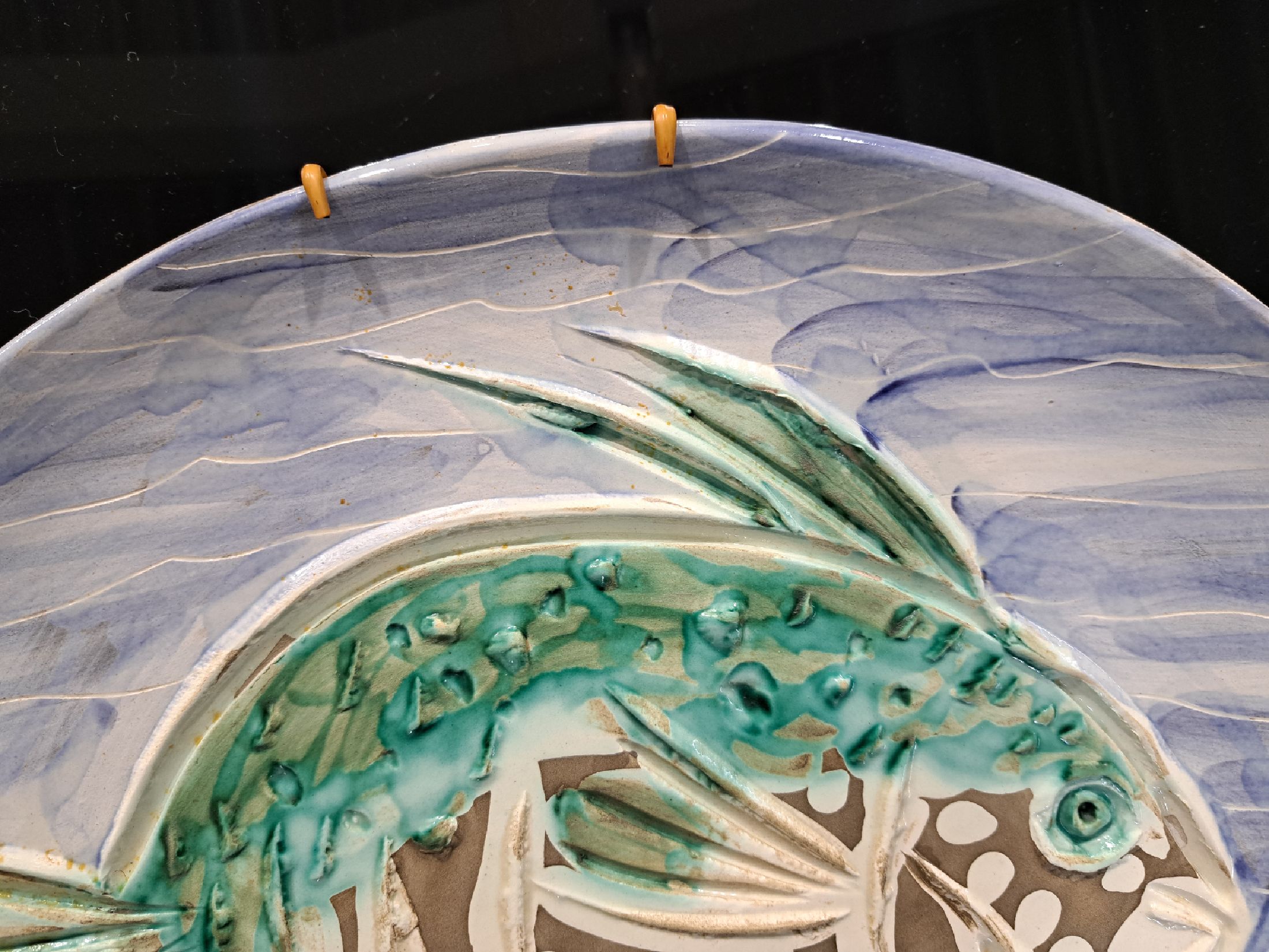 Detail c: Pablo Picasso, 1881 Malaga-1973 Mougins: ovale Keramik-Platte mit Fischmotiv, Vallauris, um 1953, Empreinta Originale, Galerie Madoura, Fisch auf ...