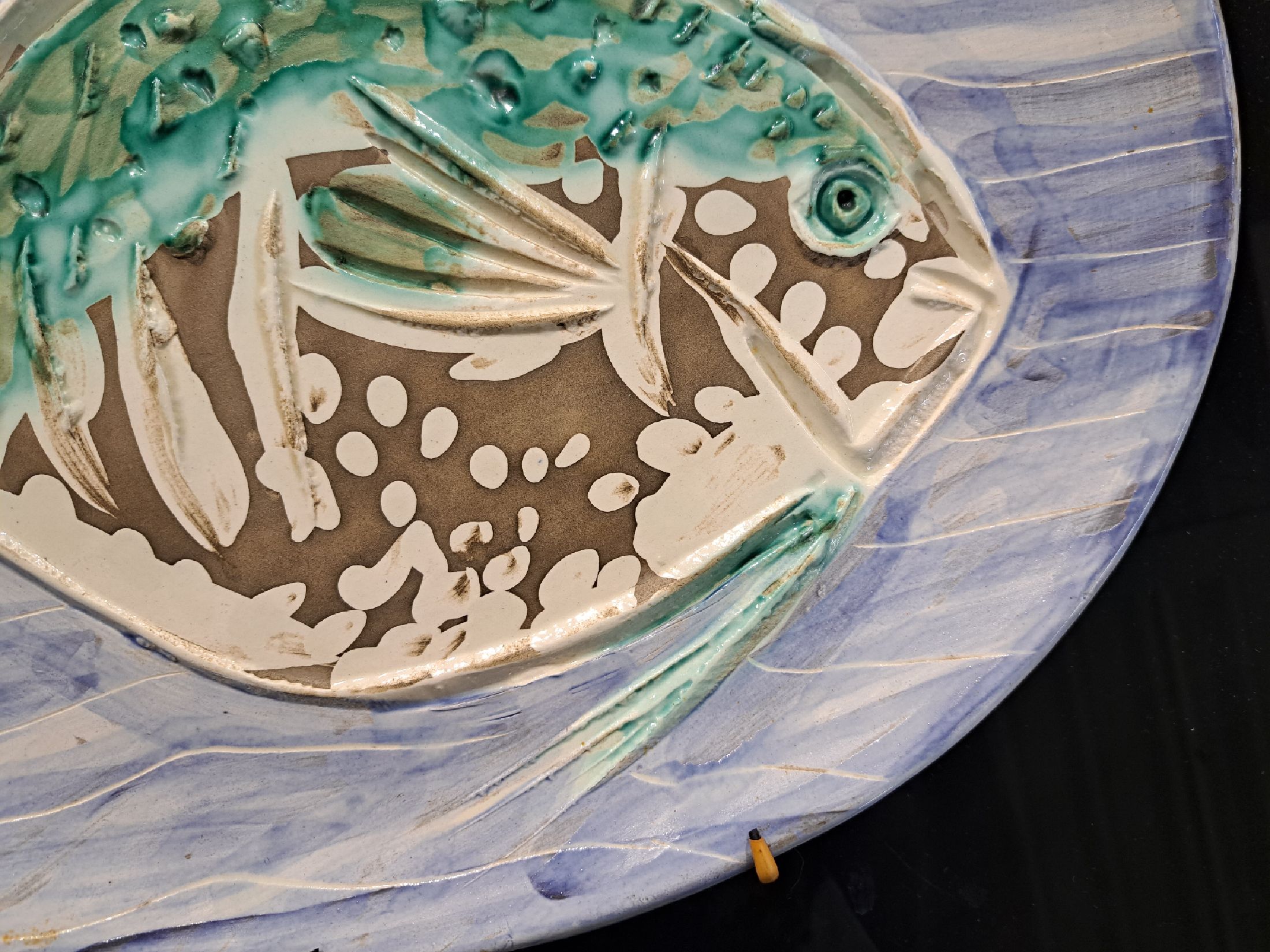 Detail d: Pablo Picasso, 1881 Malaga-1973 Mougins: ovale Keramik-Platte mit Fischmotiv, Vallauris, um 1953, Empreinta Originale, Galerie Madoura, Fisch auf ...