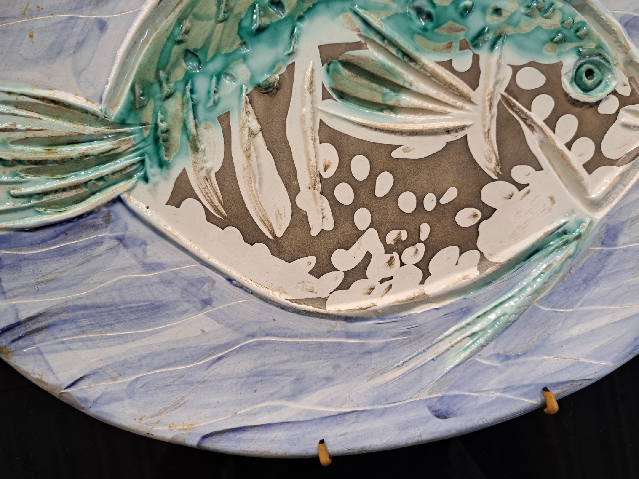Detail e: Pablo Picasso, 1881 Malaga-1973 Mougins: ovale Keramik-Platte mit Fischmotiv, Vallauris, um 1953, Empreinta Originale, Galerie Madoura, Fisch auf ...
