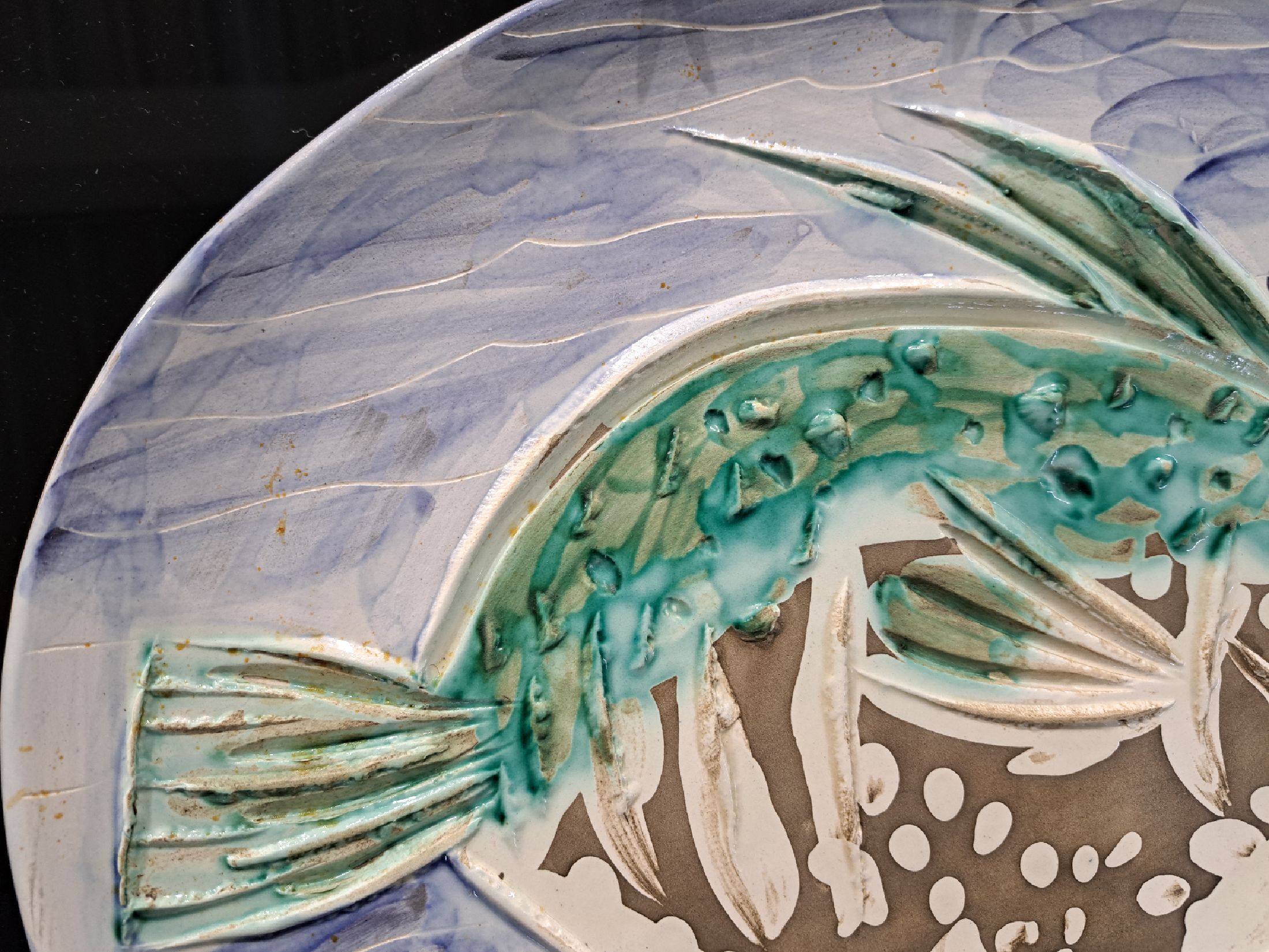 Detail f: Pablo Picasso, 1881 Malaga-1973 Mougins: ovale Keramik-Platte mit Fischmotiv, Vallauris, um 1953, Empreinta Originale, Galerie Madoura, Fisch auf ...