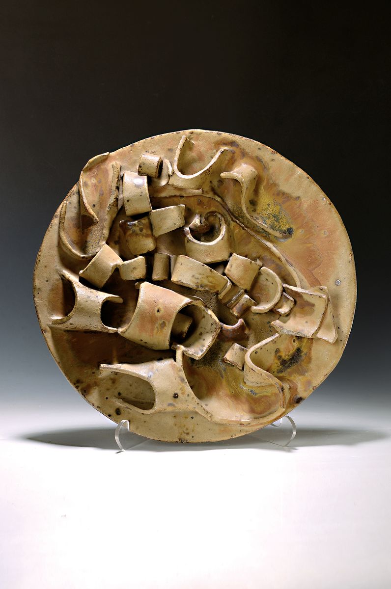 Dieter Crumbiegel, geb. 1938, große runde Kunstkeramik/Wandobjekt, Steinzeug, Sandfarben über versch. Brauntönen, aufgelegte vollplastische Riemen ...
