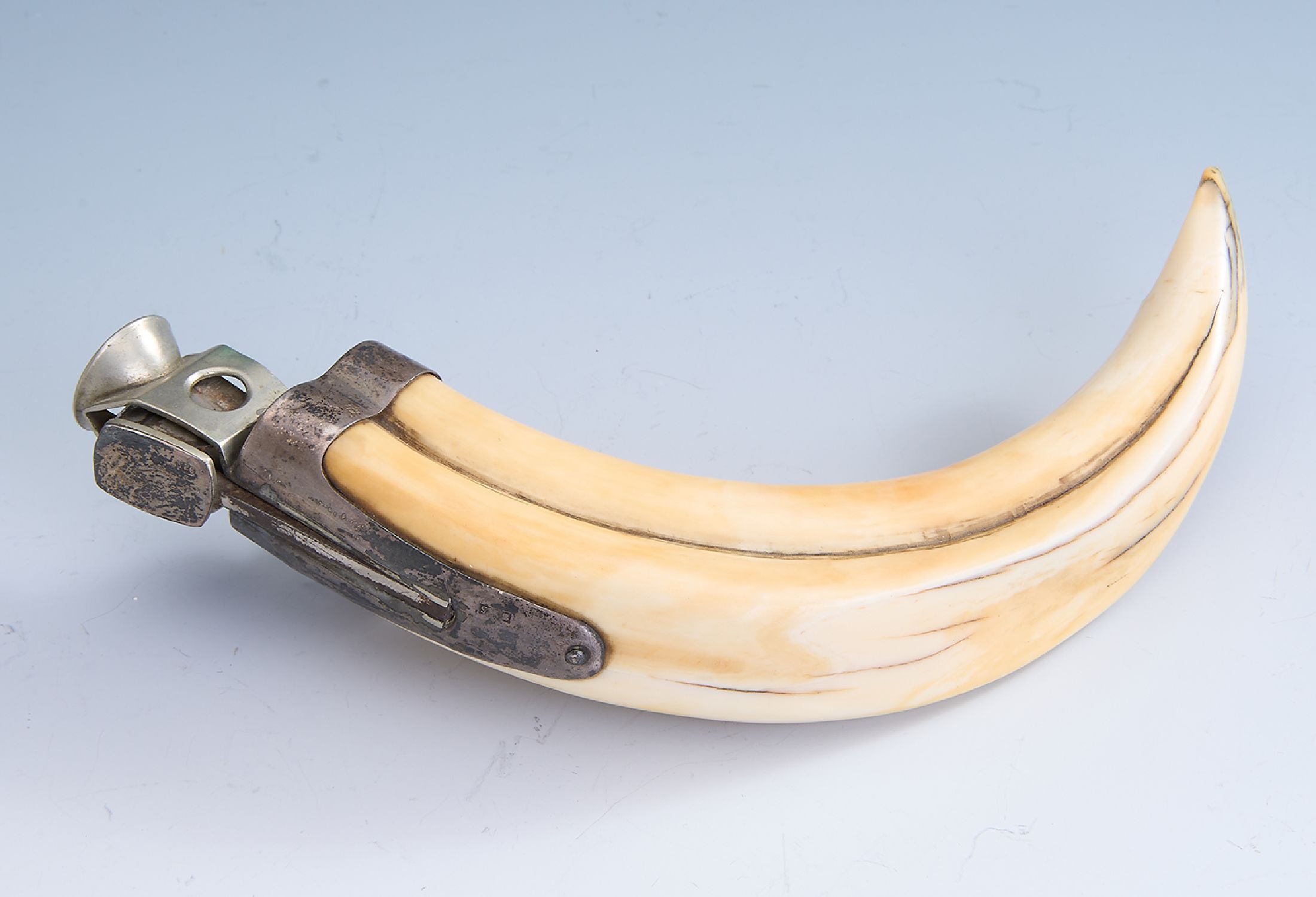 Zigarrenabschneider, deutsch, 925er Silbermontur, Gebr.-teil Metall, wohl Hauer eines Warzenschweins, L. ca. 14 cm