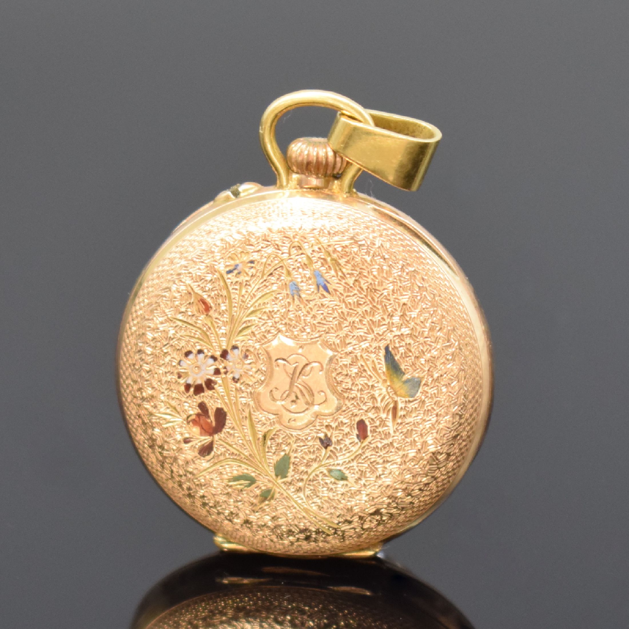 Detail a: Offene Taschenuhr in GG 585/000, Schweiz um 1900, floral grav. Geh. dell., Metallcuvette, Emailzifferbl. m. arab. Zahlen l. riss. b. 3, gold. Zeiger, ...