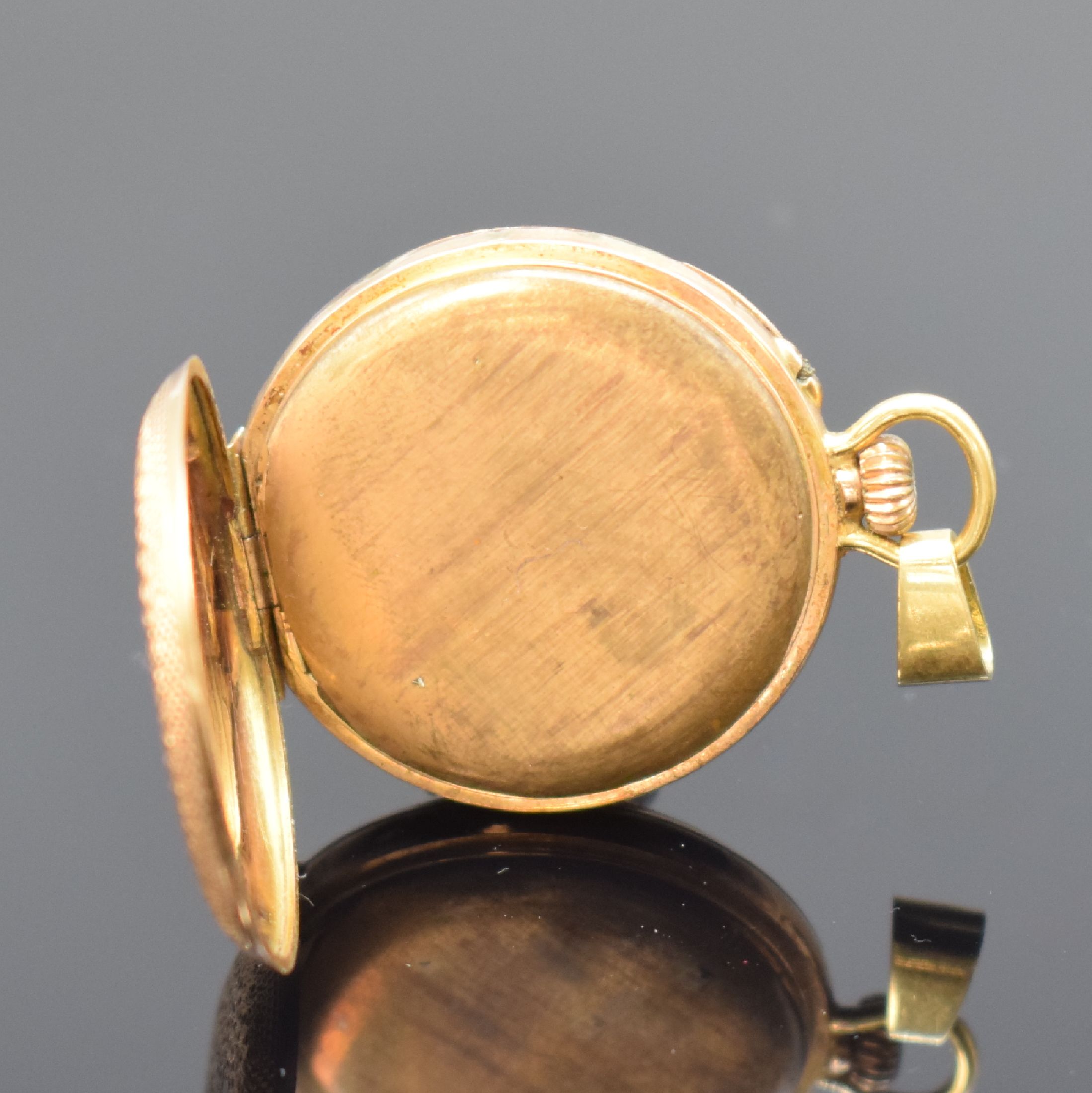 Detail c: Offene Taschenuhr in GG 585/000, Schweiz um 1900, floral grav. Geh. dell., Metallcuvette, Emailzifferbl. m. arab. Zahlen l. riss. b. 3, gold. Zeiger, ...