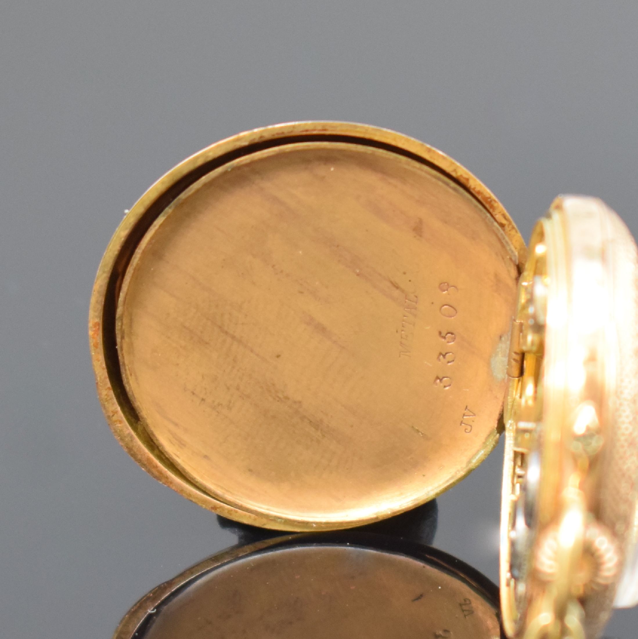 Detail d: Offene Taschenuhr in GG 585/000, Schweiz um 1900, floral grav. Geh. dell., Metallcuvette, Emailzifferbl. m. arab. Zahlen l. riss. b. 3, gold. Zeiger, ...