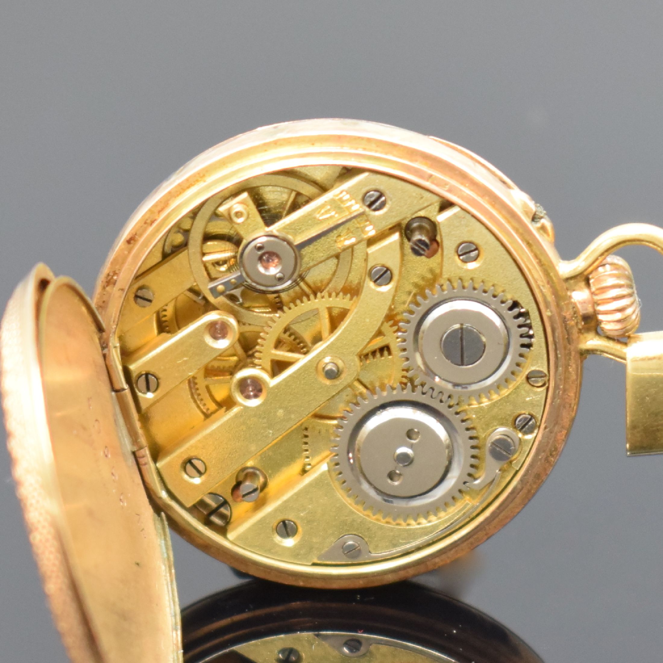 Detail e: Offene Taschenuhr in GG 585/000, Schweiz um 1900, floral grav. Geh. dell., Metallcuvette, Emailzifferbl. m. arab. Zahlen l. riss. b. 3, gold. Zeiger, ...