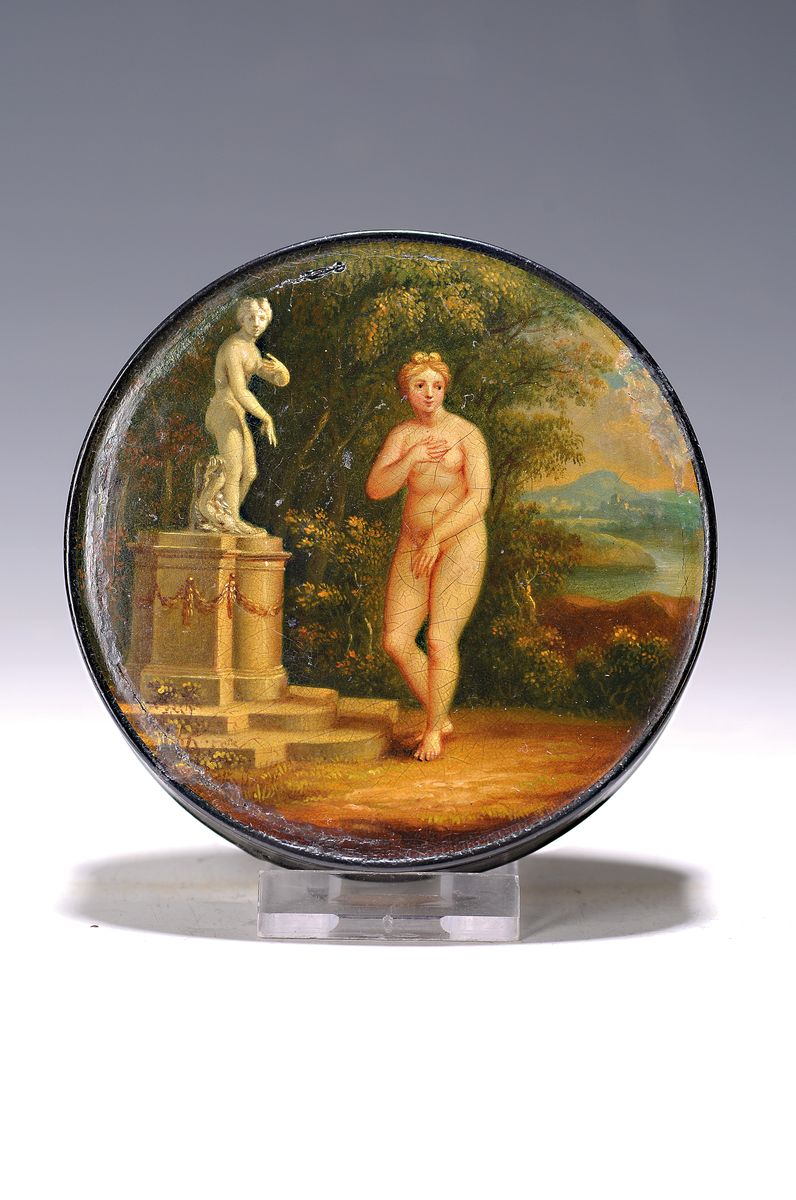 Deckeldose/Tabakdose, Umkreis Stobwasser, um 1820/30, feine Malerei, Lack, unbekleidete Frau verm. Venus neben einem Sockel mit daurauf stehender ...