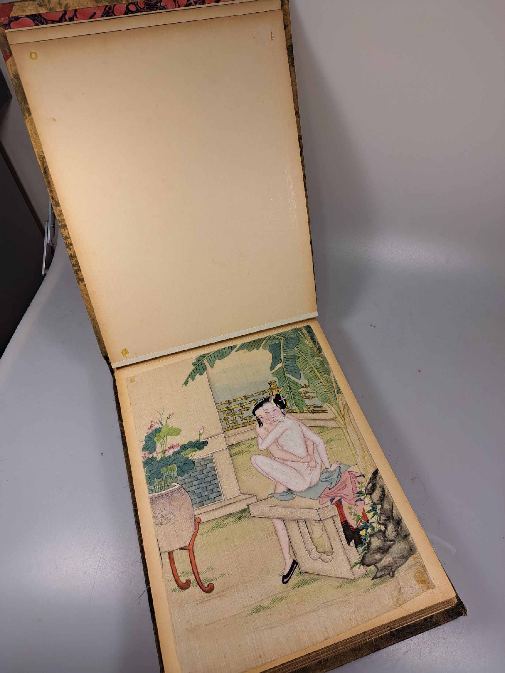 Detail d: Album mit 45 erotischen Malereien, China, späte Quing-Dynastie/2.Hälfte 19.Jh., Tuscheund Pigment auf Seide, kräftige Farbigkeit, auf Karton ...