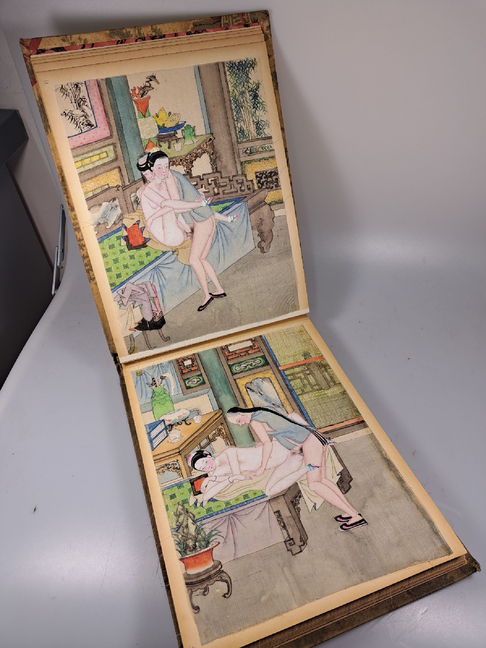 Detail e: Album mit 45 erotischen Malereien, China, späte Quing-Dynastie/2.Hälfte 19.Jh., Tuscheund Pigment auf Seide, kräftige Farbigkeit, auf Karton ...