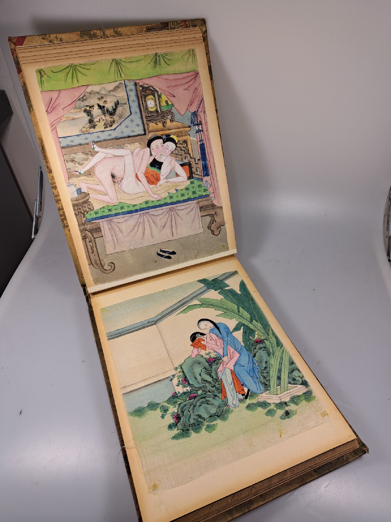 Detail f: Album mit 45 erotischen Malereien, China, späte Quing-Dynastie/2.Hälfte 19.Jh., Tuscheund Pigment auf Seide, kräftige Farbigkeit, auf Karton ...