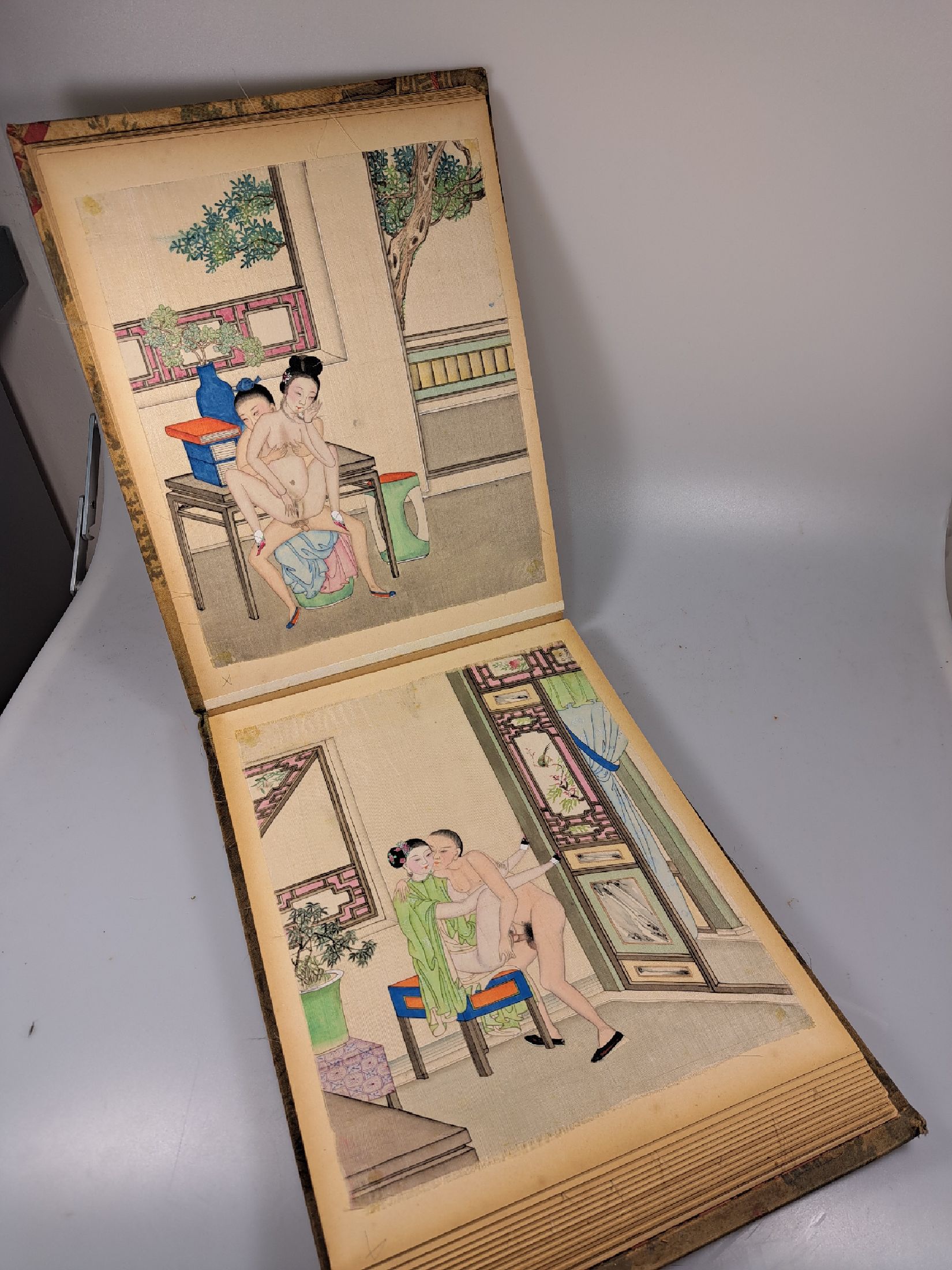Detail g: Album mit 45 erotischen Malereien, China, späte Quing-Dynastie/2.Hälfte 19.Jh., Tuscheund Pigment auf Seide, kräftige Farbigkeit, auf Karton ...