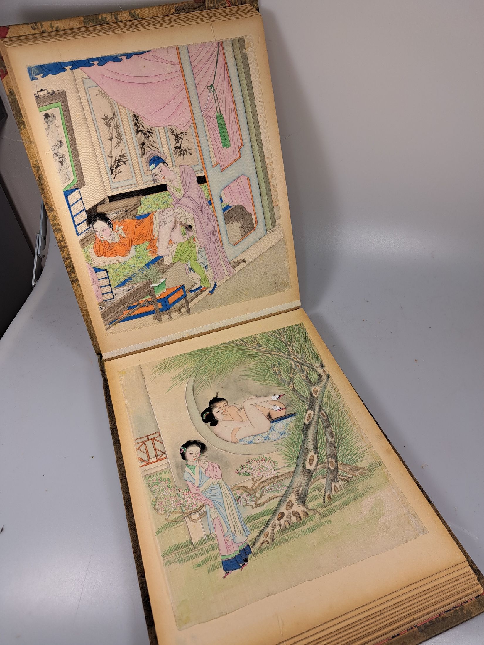 Detail h: Album mit 45 erotischen Malereien, China, späte Quing-Dynastie/2.Hälfte 19.Jh., Tuscheund Pigment auf Seide, kräftige Farbigkeit, auf Karton ...
