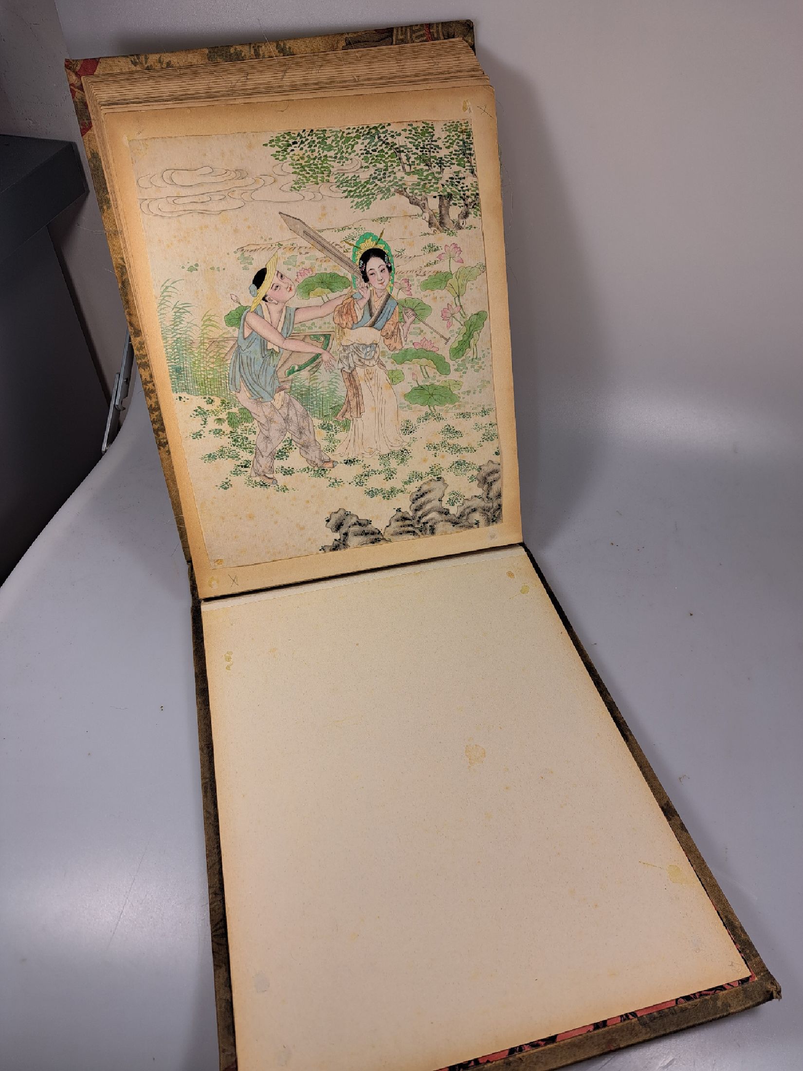 Detail i: Album mit 45 erotischen Malereien, China, späte Quing-Dynastie/2.Hälfte 19.Jh., Tuscheund Pigment auf Seide, kräftige Farbigkeit, auf Karton ...